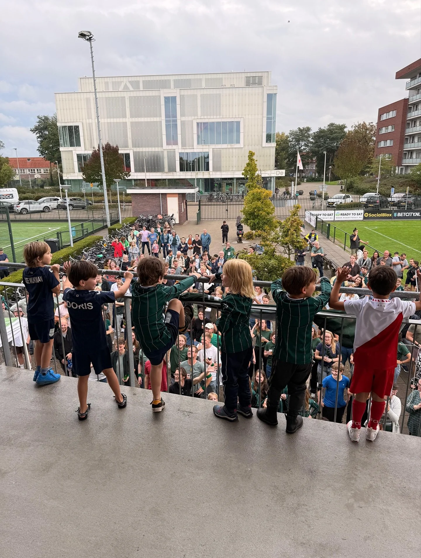Offici&euml;le opening VV Ondiep Vooruit! ⚽️☀️🥳💚🍾

Wat een geweldige zaterdag! Na de regen kwam gelukkig de zon weer tevoorschijn en maakte we er samen een mooie dag van voor jong en oud. Er werd gelachen, gevoetbald, gedanst en gedronken. Het hoo