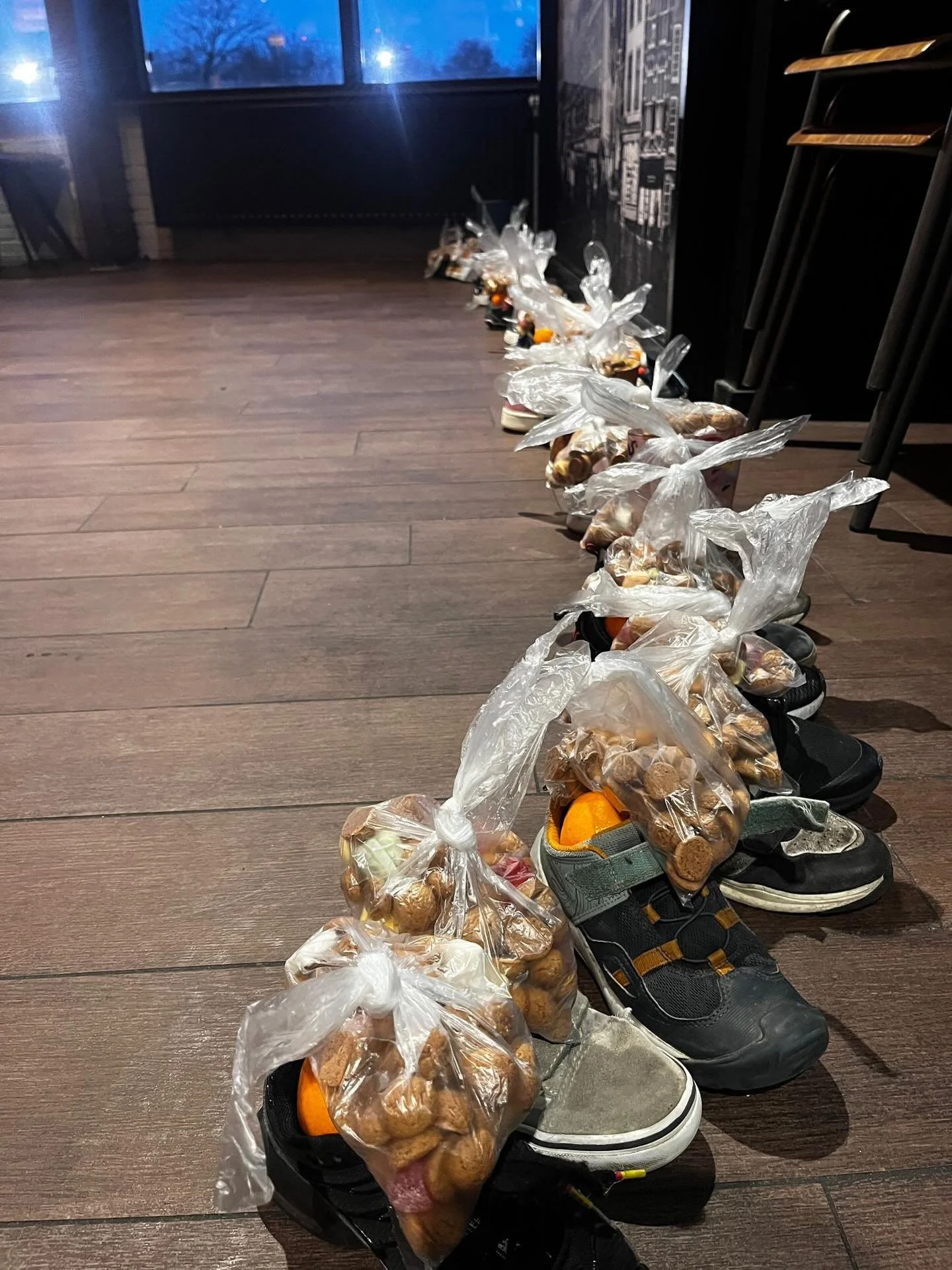 Sint en Piet hoorden sinds de zomer het geluid, dat er al zes jeugdteams zijn bij VV Ondiep Vooruit!
Vrienden maken, aanmoedigen en zwaaien vanaf het balkon, 
dat is hoe het in september begon. 
Keepen, rennen, verdedigen en schieten, 
dat ziet er al