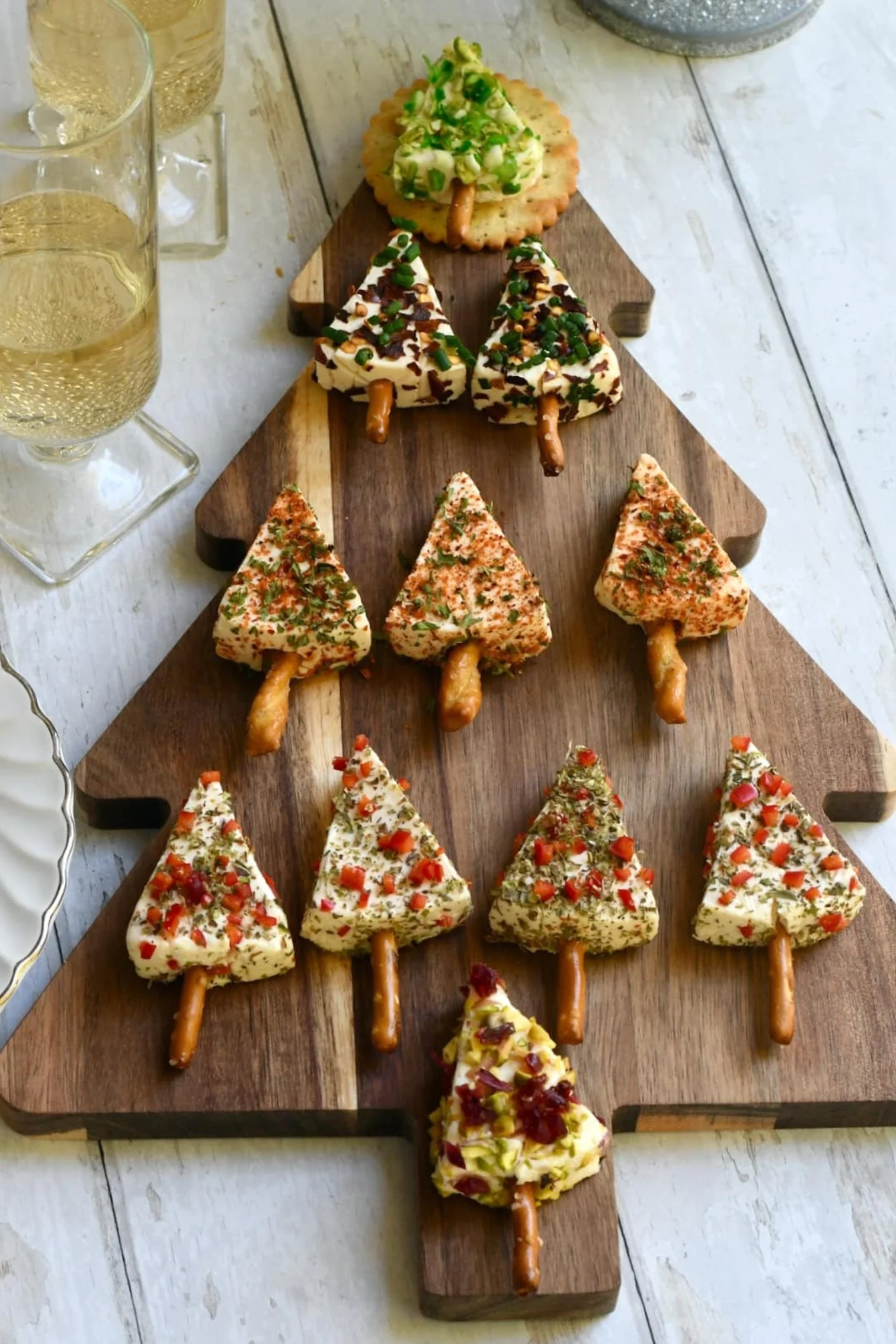https://gritsandgouda.com/easy-christmas-cheese-trees/