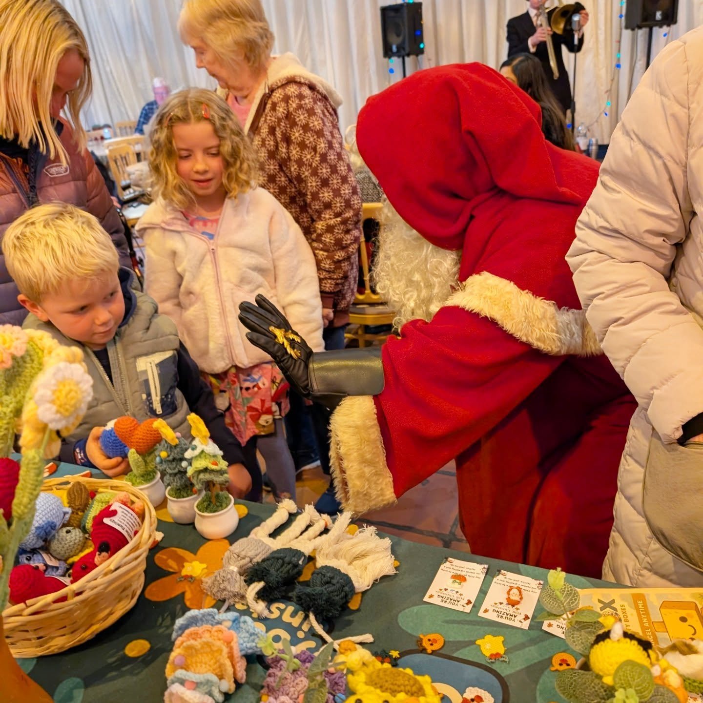 ✨ Christmas Evening Market magic at Denbies Wine Estate ✨
We had such a brilliant time at tonight&rsquo;s festive event, beautifully curated by @curatedbydapperandsuave . The lights, the atmosphere, the crafts, the mulled wine vibes... it was all spo