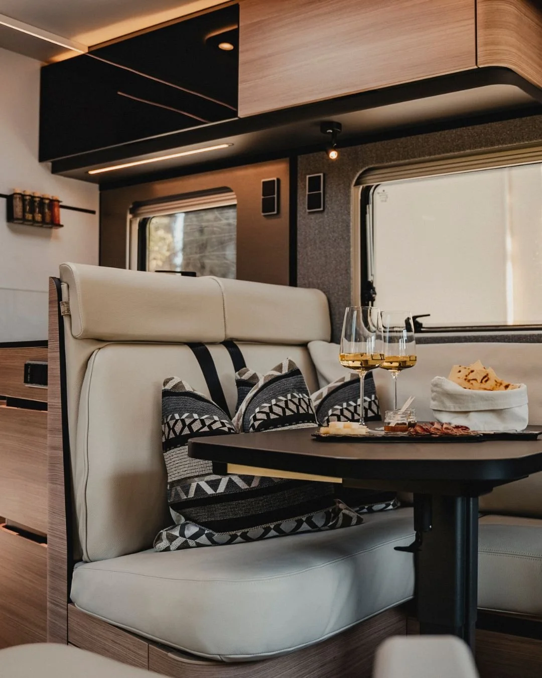 Smarter Komfort im HYMER B-MC 📲 

Die HYMER Connect App macht Reisen noch entspannter. 
Licht, Temperatur und Wasserst&auml;nde lassen sich zentral steuern, individuell speichern und auf Knopfdruck wiederherstellen. 
Unsichtbare Intelligenz, die das