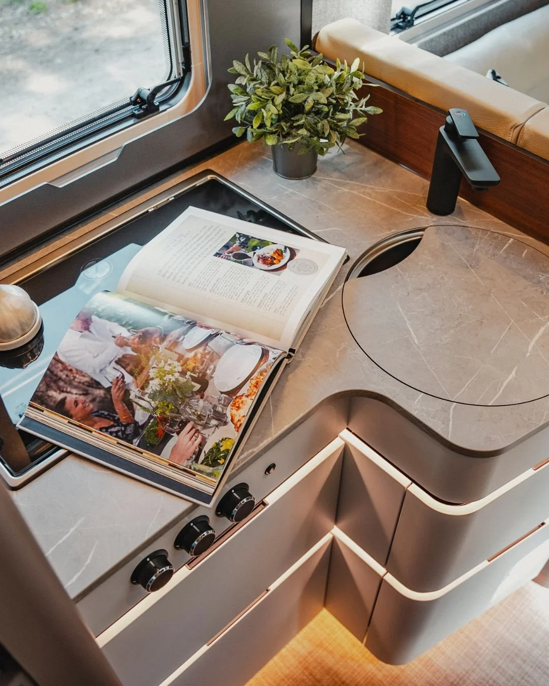 Genuss ohne Kompromisse 🥗🍲

Die K&uuml;che der HYMER B-Klasse ModernComfort verbindet hochwertige Materialien mit durchdachter Funktionalit&auml;t. 

Moderne Ausstattung und stilvolles Design schaffen einen Raum, in dem Kochen unterwegs leicht von 