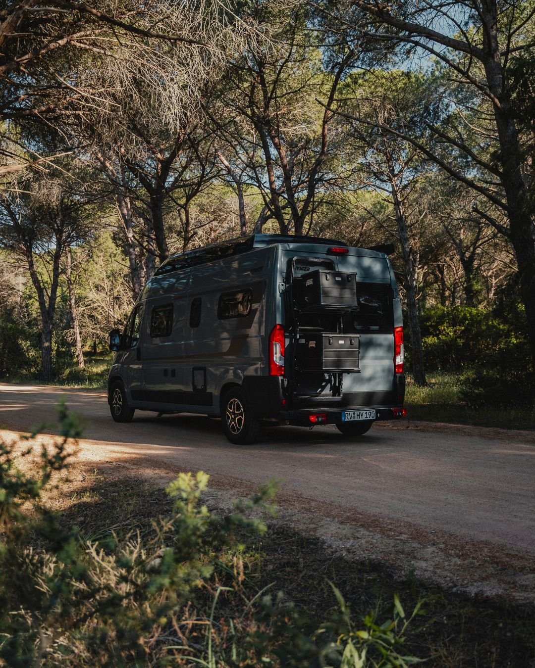 Smart unterwegs auf 6 Metern: Der Hymer Redwood vereint Urban Style und Abenteuer. 

Mit Hymer Connect, Bamboo‑Interieur, zwei cleveren Grundrissen &ndash; und dem optionalen Backrack+ System am Heck f&uuml;r zus&auml;tzlichen Stauraum.

#Hymer #Hyme