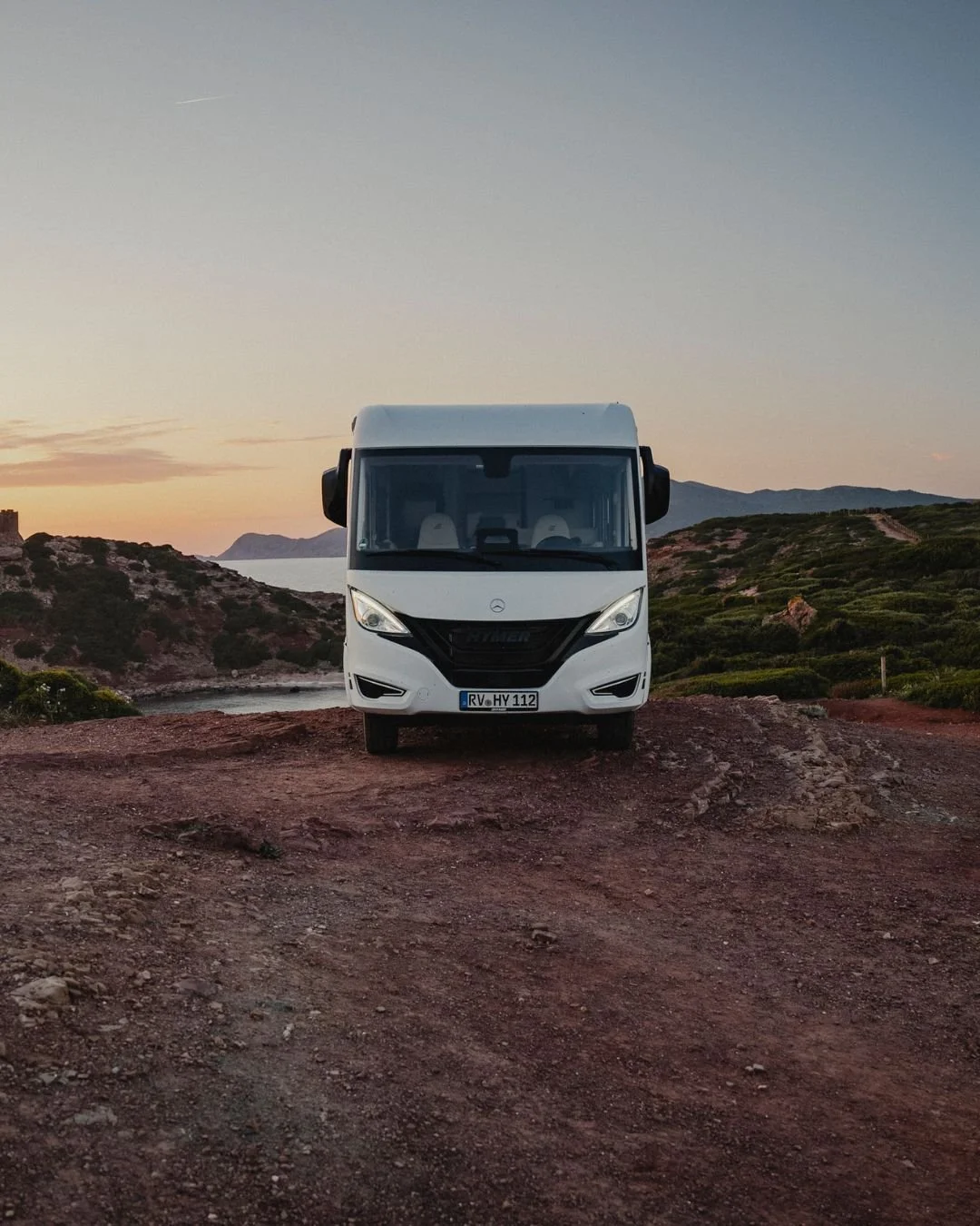 Wo Reisen unvergesslich wird 🌅 

Die neue HYMER B-Klasse ModernComfort steht bereit, w&auml;hrend die Sonne &uuml;ber den Klippen Sardiniens untergeht. Ein Moment, in dem Freiheit, Abenteuerlust und Stil aufeinander treffen &ndash; bereit, die Welt 