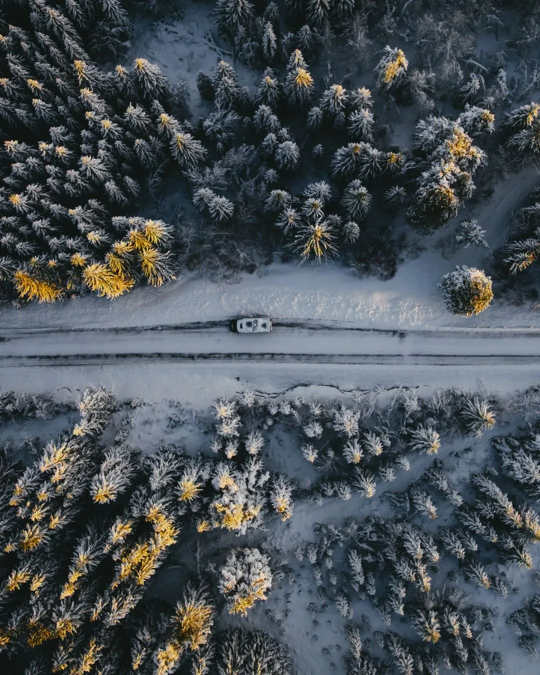 Entdecke die Welt aus einer neuen Perspektive mit HYMER &ndash; Freiheit auf vier R&auml;dern von oben betrachtet. 🚐🌍 
Sie bieten dir die perfekte Kombination aus Innovation und Komfort, um jedes Abenteuer noch unvergesslicher zu machen.

#HYMERAdv