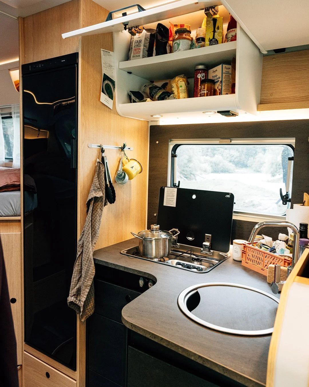 Der neue SUNLIGHT T66S zeigt wie viel Raum und Komfort auf unter 7 Meter stecken k&ouml;nnen. 😎🚐

Mit Platz f&uuml;r bis zu 5 Personen und einem offenen, hellen Interieur mit schwarzen Akzenten, das sofort Lust auf mehr macht. ✨

Die K&uuml;che ist