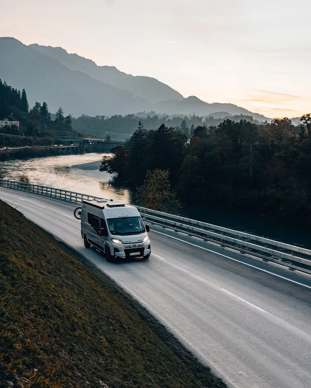 Einsteigen, losfahren, ankommen - mit dem SUNLIGHT CLIFF 602 Adventure 🚐☀️🍂

Mit einer L&auml;nge unter 6 Meter gilt der Camper Van von SUNLIGHT als wendig, robust und perfekt f&uuml;r dein n&auml;chstes Abenteuer. 🌏

Du m&ouml;chtest mehr &uuml;b