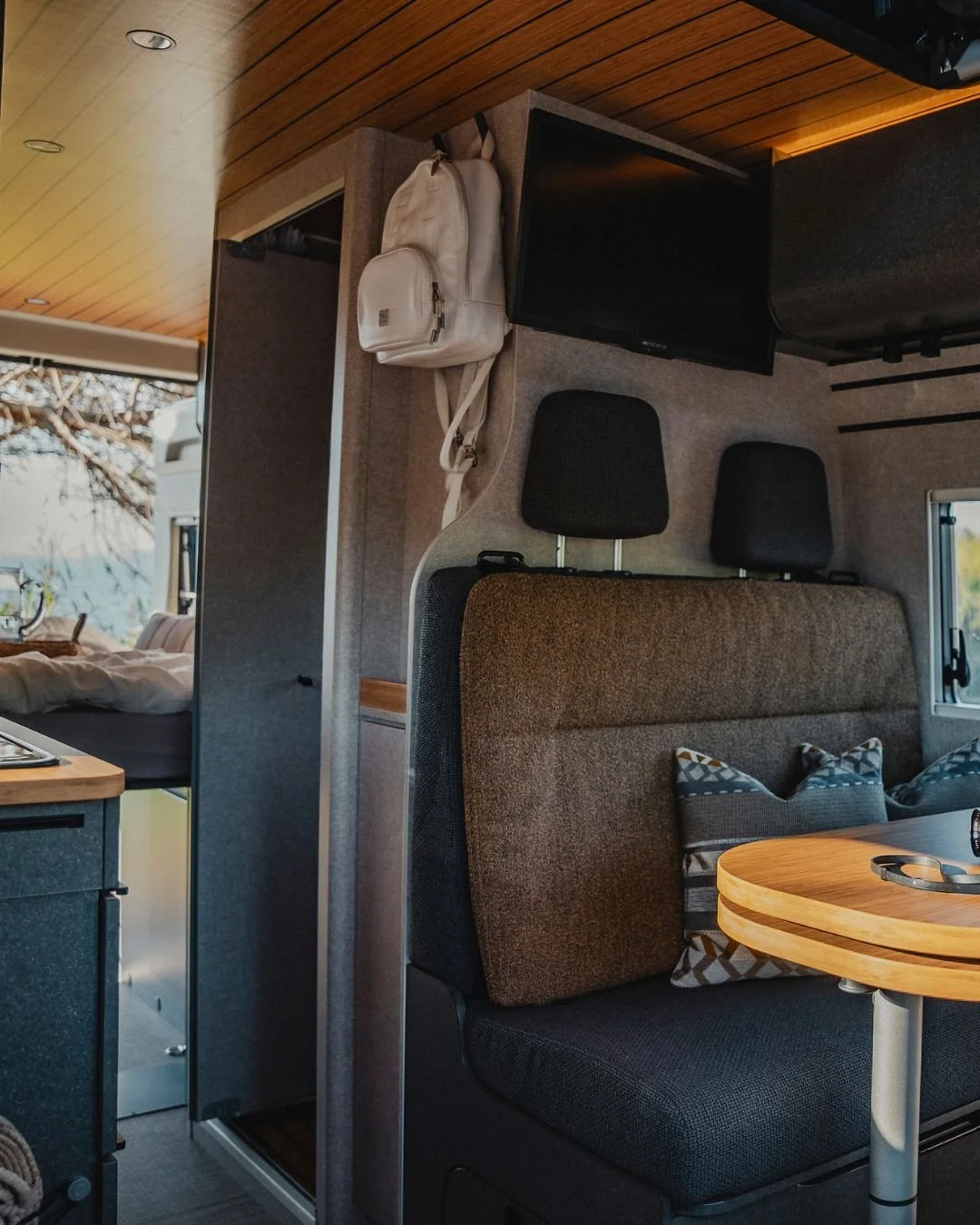 Design trifft Funktion: Der Hymer Redwood bietet optimalen Komfort mit Travel Lounge, Vario‑Bad und optionalem Aufstelldach mit 360&deg;‑Panorama. 

#Hymer #HymerRedwood #Vanlife #CamperVan #Roadtrip #Adventure #Travel #NomadLife #VanLifeDiaries #Hom