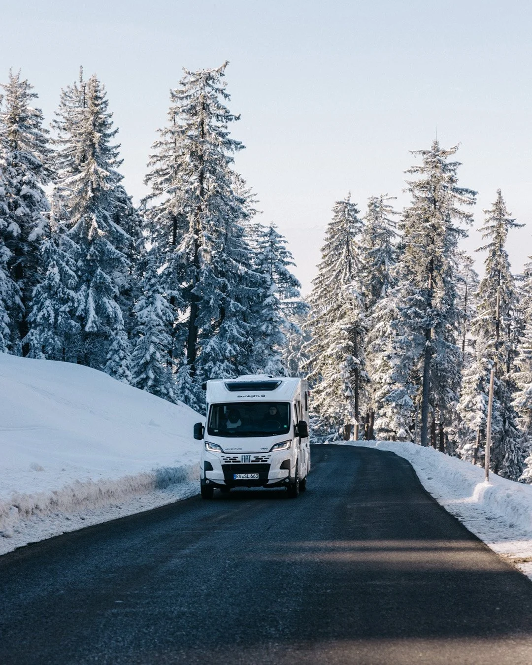 Schmal, wendig und voll mit Adventure-DNA:
Der SUNLIGHT V66 Adventure auf Fiat zeigt, wie viel ein kompaktes Reisemobil leisten kann. 🚐

📏 Ma&szlig;e &amp; Basisdaten:
- 2,14 m Au&szlig;enbreite &ndash; perfekt f&uuml;r schmale Routen
- 6,66 m L&au