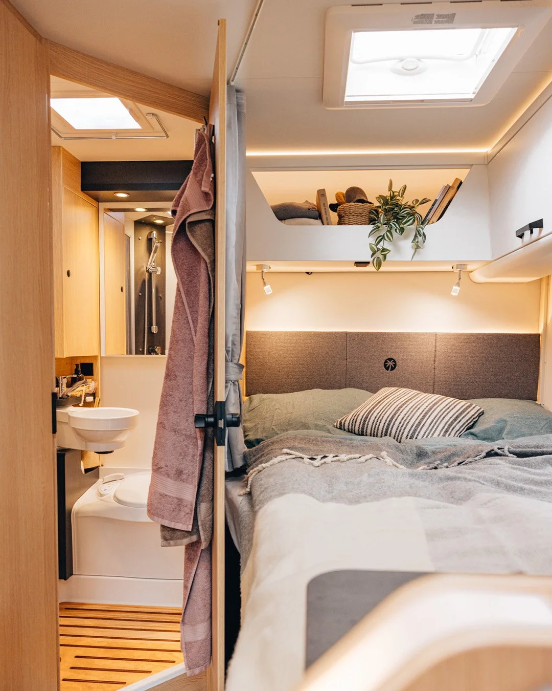 Klein im Format, gro&szlig; im Alltag:
Der SUNLIGHT T58 zeigt, wie der Raum von knapp 6 Metern genutzt werden k&ouml;nnen. 🚐✨

Warum der T58 so einzigartig ist:
✨ Franz&ouml;sisches Bett (195 &times; 140 cm)
✨Praktisch: Extra gro&szlig;er Stauraum u