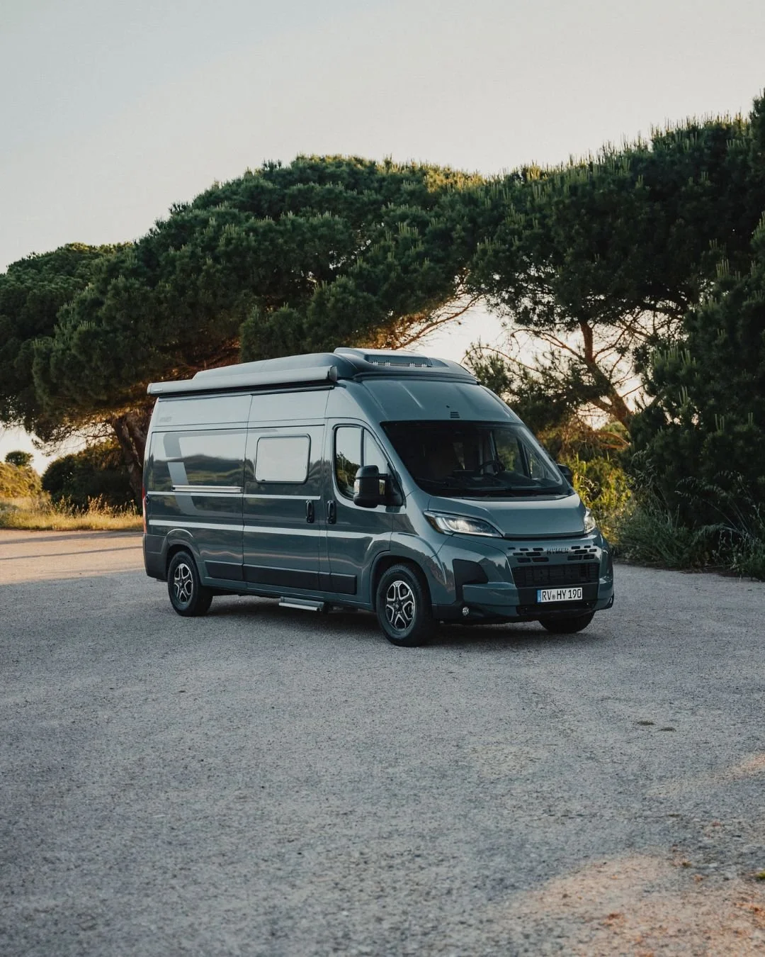 Kompakt, vernetzt, stylisch: Der Hymer Redwood wartet mit Bambusoberfl&auml;chen, Mood‑Licht und App‑Steuerung. 

Bereit f&uuml;r jeden Weg. 

#Hymer #HymerRedwood #Vanlife #CamperVan #Roadtrip #Adventure #Travel #NomadLife #VanLifeDiaries #HomeOnWhe