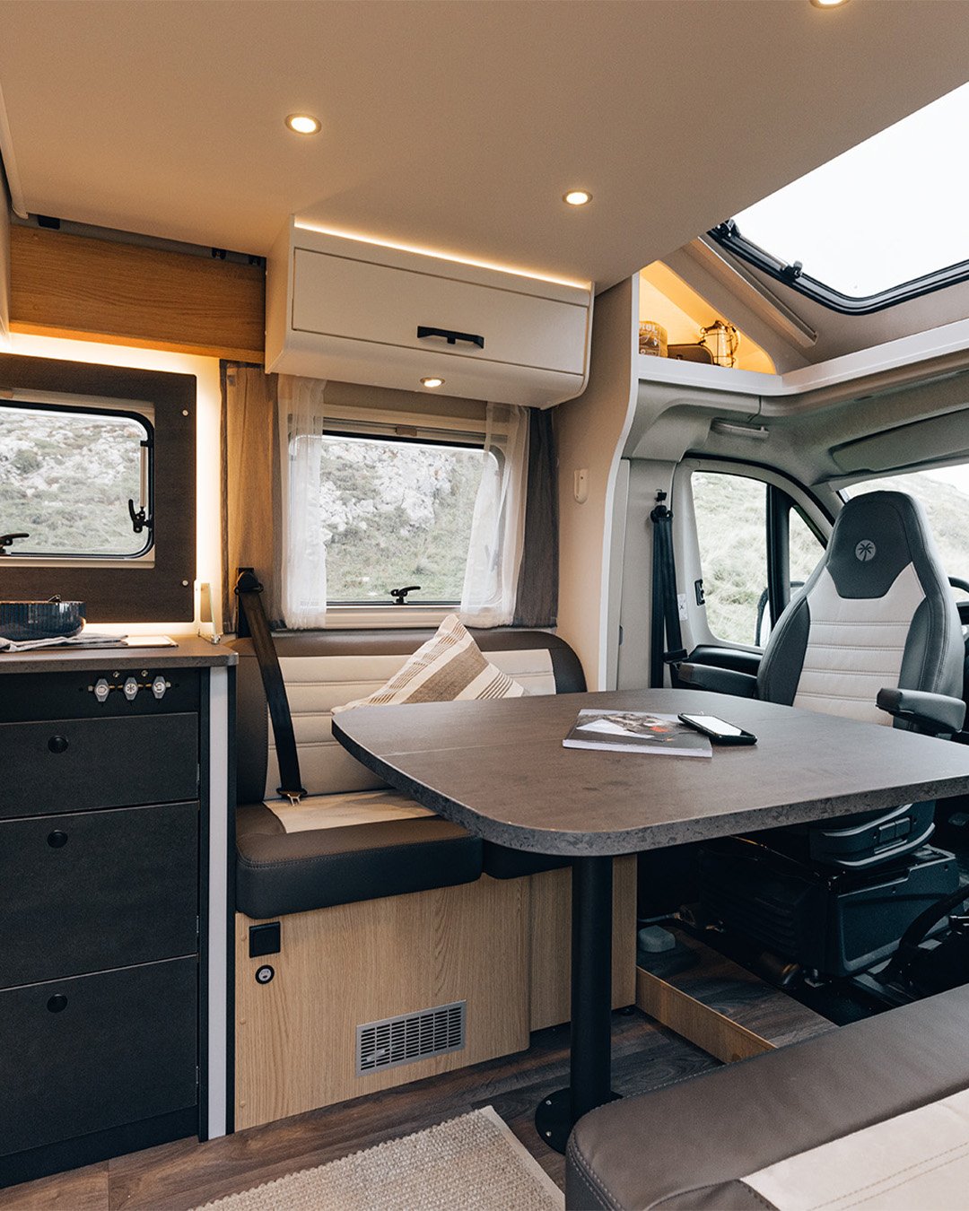 Warum wir den Sunlight T68 C lieben? Wegen seiner Couch-Couch Sitzgruppe. 

Die Face-to-Face Anordnung schafft ein offenes Raumgef&uuml;hl und macht den Wohnbereich zum Mittelpunkt des Fahrzeugs.
In Kombination mit der Wohnwelt Adventure, dem hellen 