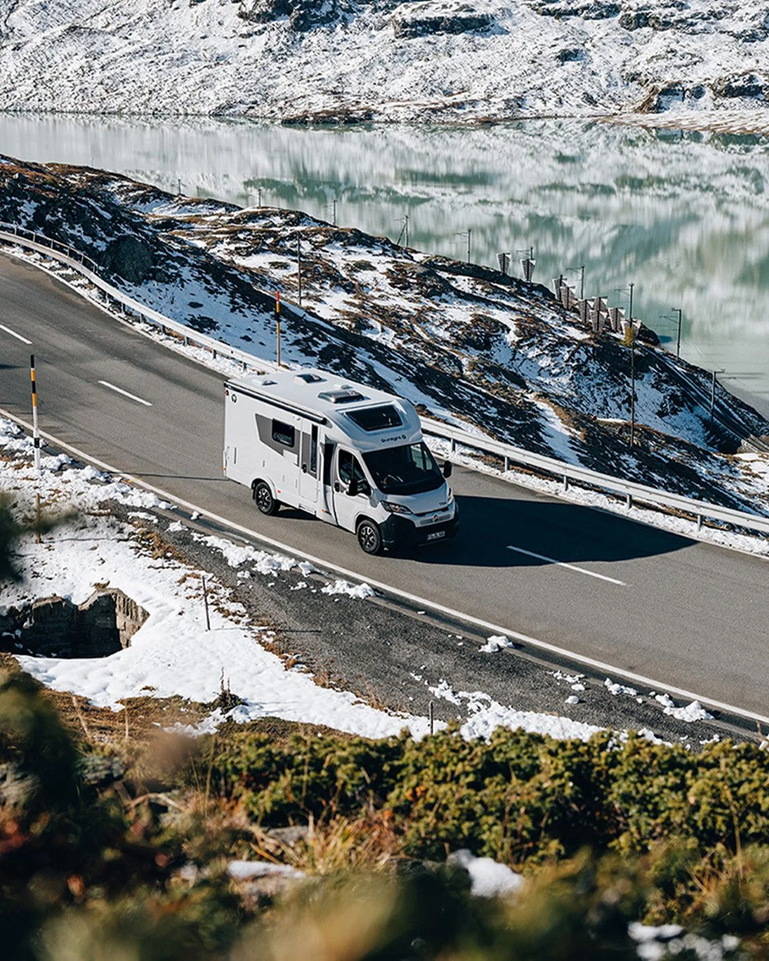 Manchmal ist der Weg genauso sch&ouml;n wie das Ziel. 🚐😍

Mit seinem kompakten Exterieur und einer L&auml;nge von nur 5,96 m bleibt der Sunlight T 58 angenehm wendig &ndash; perfekt f&uuml;r kurvige Bergstra&szlig;en und spontane Stopps und stille 