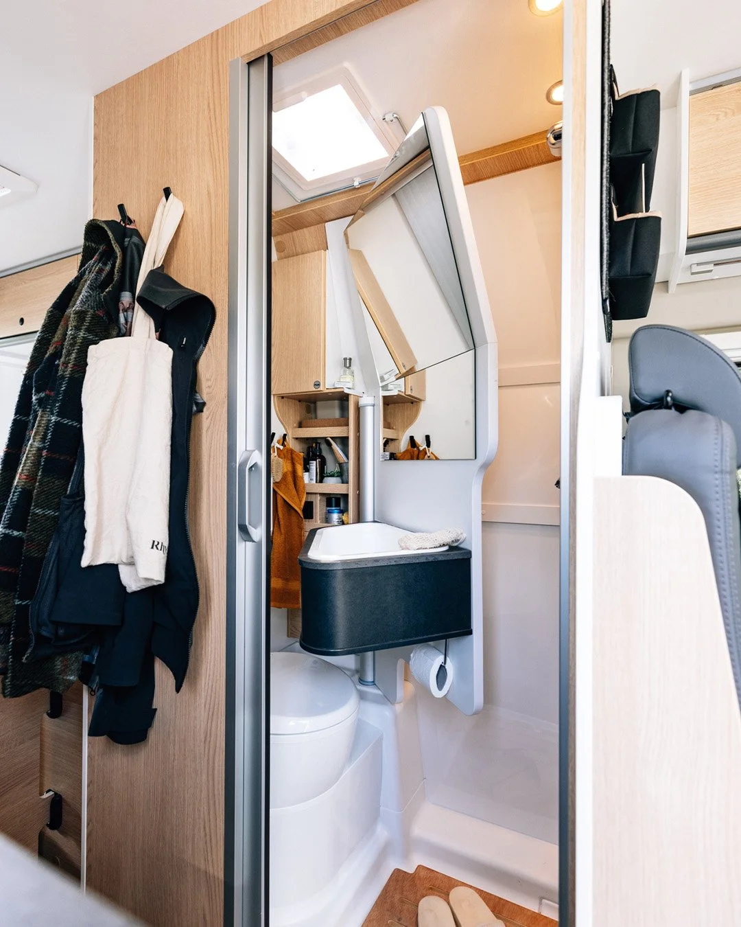 Kleines Bad im Camper? Nicht im Sunlight CLIFF X! 🚐😎

Mit seinem exklusiven Schwenkbad bietet er als einziger Sunlight Camper Van diese clevere L&ouml;sung:
Die Waschbeckenwand wird umgeklappt &ndash; und schafft einen &uuml;berraschend gro&szlig;z
