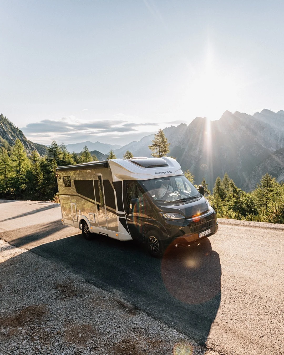 Mehr Abenteuer, mehr T 66 S! 🚐🏔️

Wir lieben Fahrzeuge, die keine Fragen offen lassen. Der SUNLIGHT T 66 S Adventure auf Fiat Basis bringt alles mit, was ein modernes Wohnmobil braucht. 140 PS (erweiterbar) und modernste Fahrsicherheitssysteme mach