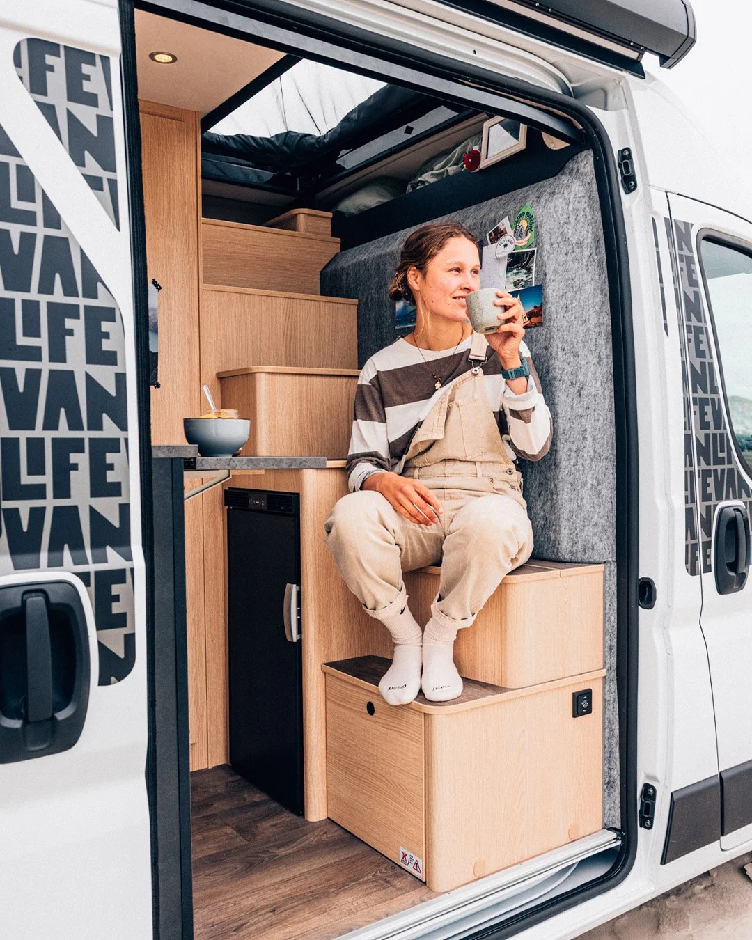 Dein neuer Lieblingsplatz im VANLIFE. 🚐✨☕

Manchmal sind es die kleinen Dinge, die den gr&ouml;&szlig;ten Unterschied machen. Im SUNLIGHT CLIFF 540 V wird die Treppe zum perfekten Logenplatz f&uuml;r den ersten Kaffee des Tages.

Ankommen, hinsetzen