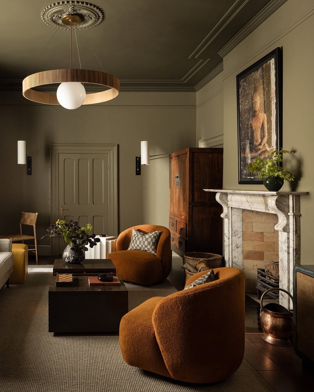 A considered living room where historic detailing meets contemporary clarity. Designed by @quircinteriordesign_ 
The Arena Ring and Globe Chandelier by @windsorsmithhome provides a refined sculptural anchor, while the Frankfort Articulating Wall Ligh