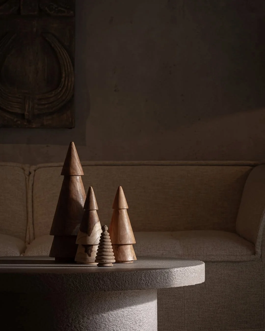 The beauty of simplicity by @vicalhome

Wooden details that celebrate the essence of Christmas: natural, warm, and sincere.