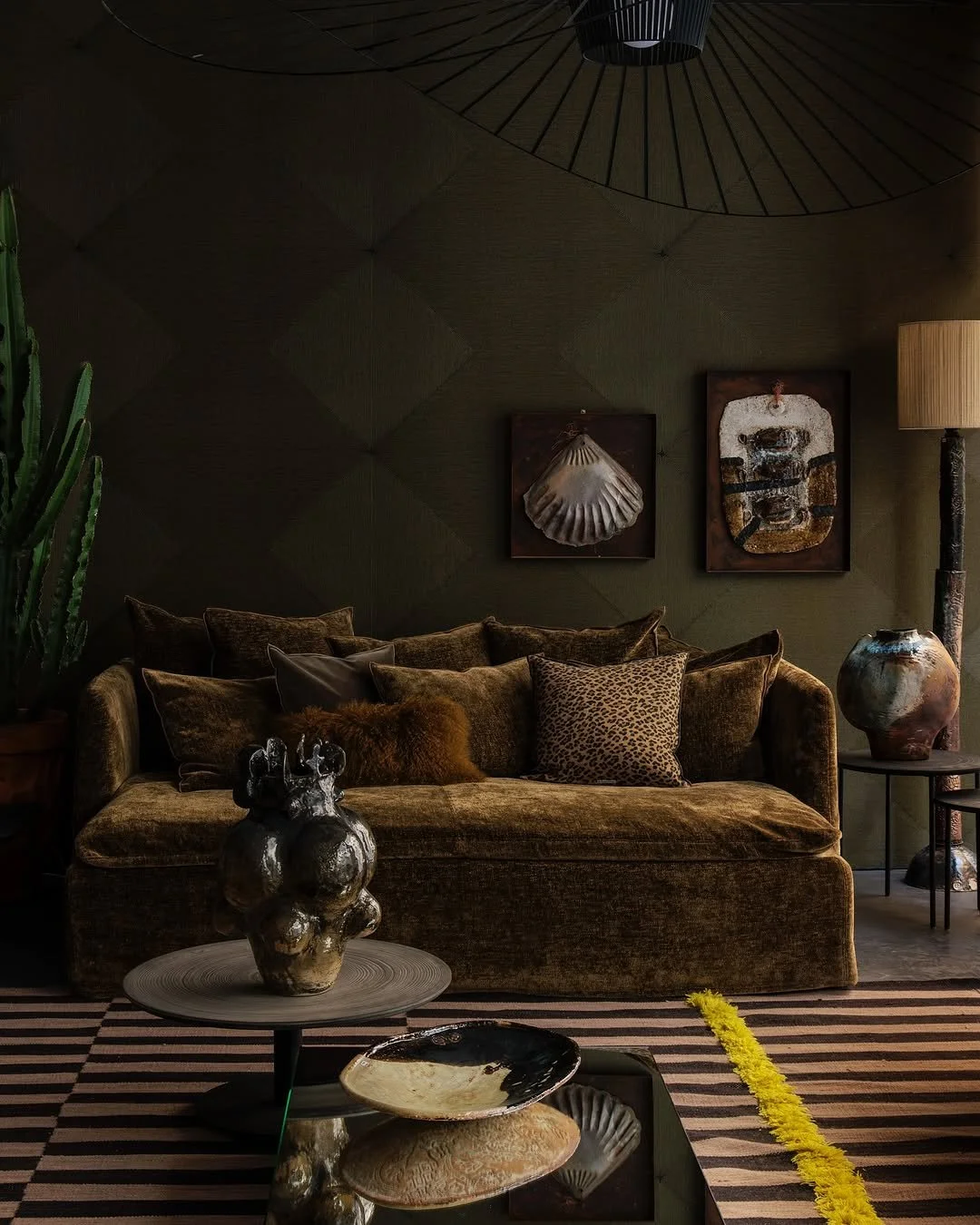 The @claude_cartier_decoration  space is punctuated by striking design pieces that highlight and contrast with the sumptuous collections of @maisondevacances.

A space conceived as a showcase for the ceramic sculptures of the talented @pierrecasenove