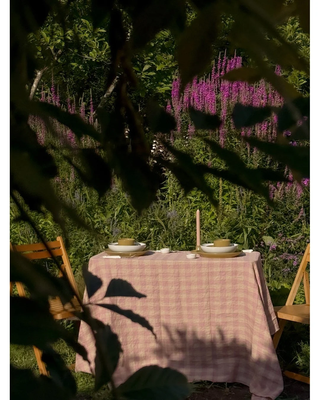 Did you know that since this summer, the stunning @maisondevacances table linen has joined the @ateliersukha collection? Elevate your dining moments with timeless charm and craftsmanship that speaks volumes. 🌟