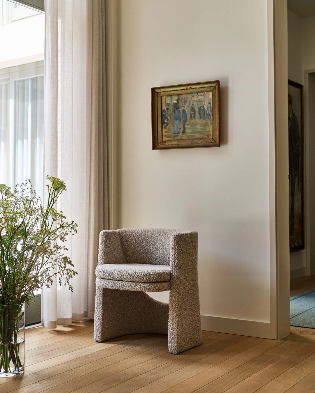 Cursa Chair by @anthony_guerree for @delaespada  has a sculptural expression characteristic of the designer's work.⁠
⁠
With consideration for the whole volume and the negative space, its form features complex curves of upholstery. Its interior struct
