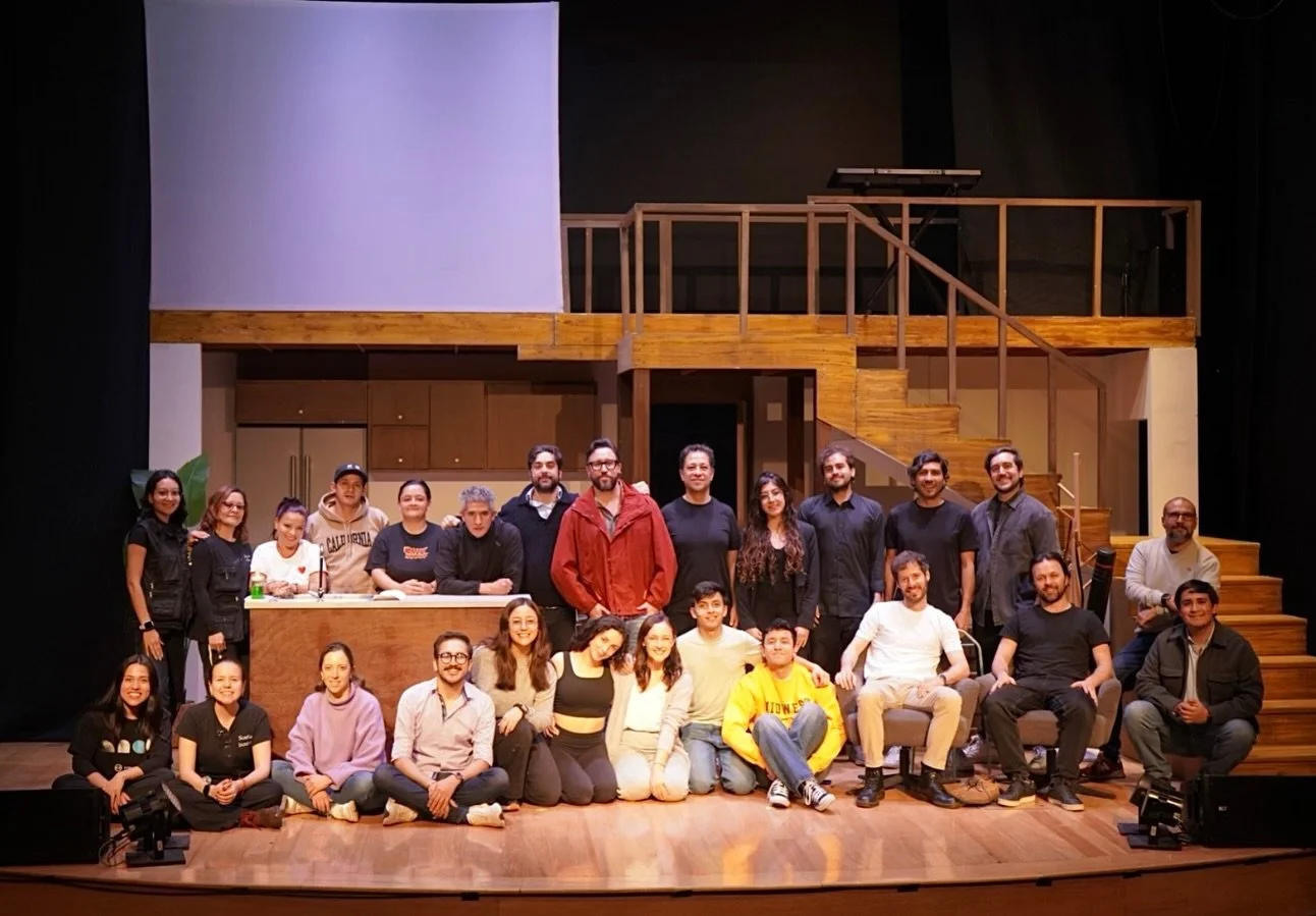 Tres temporadas. Una luz. ❤️&zwj;🩹

Gracias a este gran equipo por entregarlo todo en cada ensayo, en cada funci&oacute;n y en cada momento sobre las tablas y tras escena. Gracias por sostener esta historia con talento, valent&iacute;a y coraz&oacut