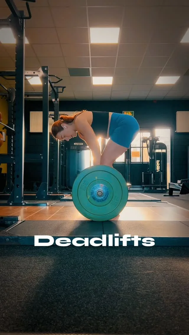 Not just legs. Not just glutes. Deadlifts = full body.”
Here’s why 👉
To lift the bar, your legs & glutes drive the power, your core keeps your spine braced, your lats & upper back lock everything in, and your grip holds it all
