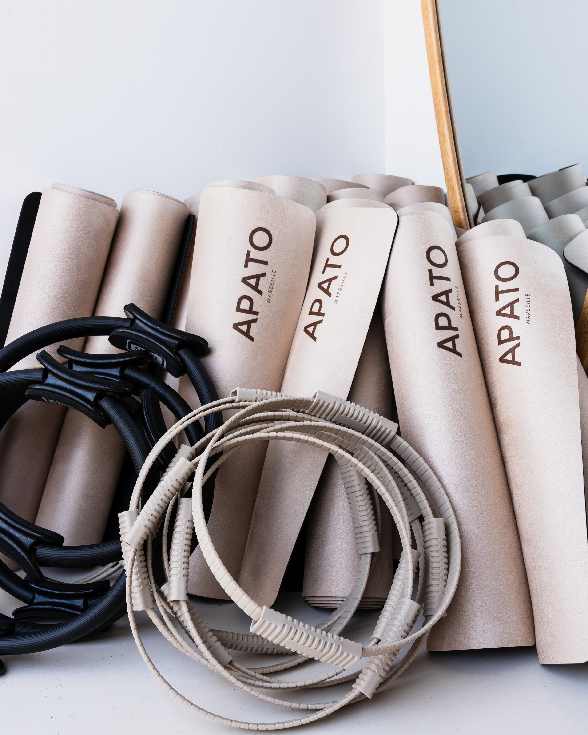 Pilates Mat avec accessoires dans le studio Apato Marseille.