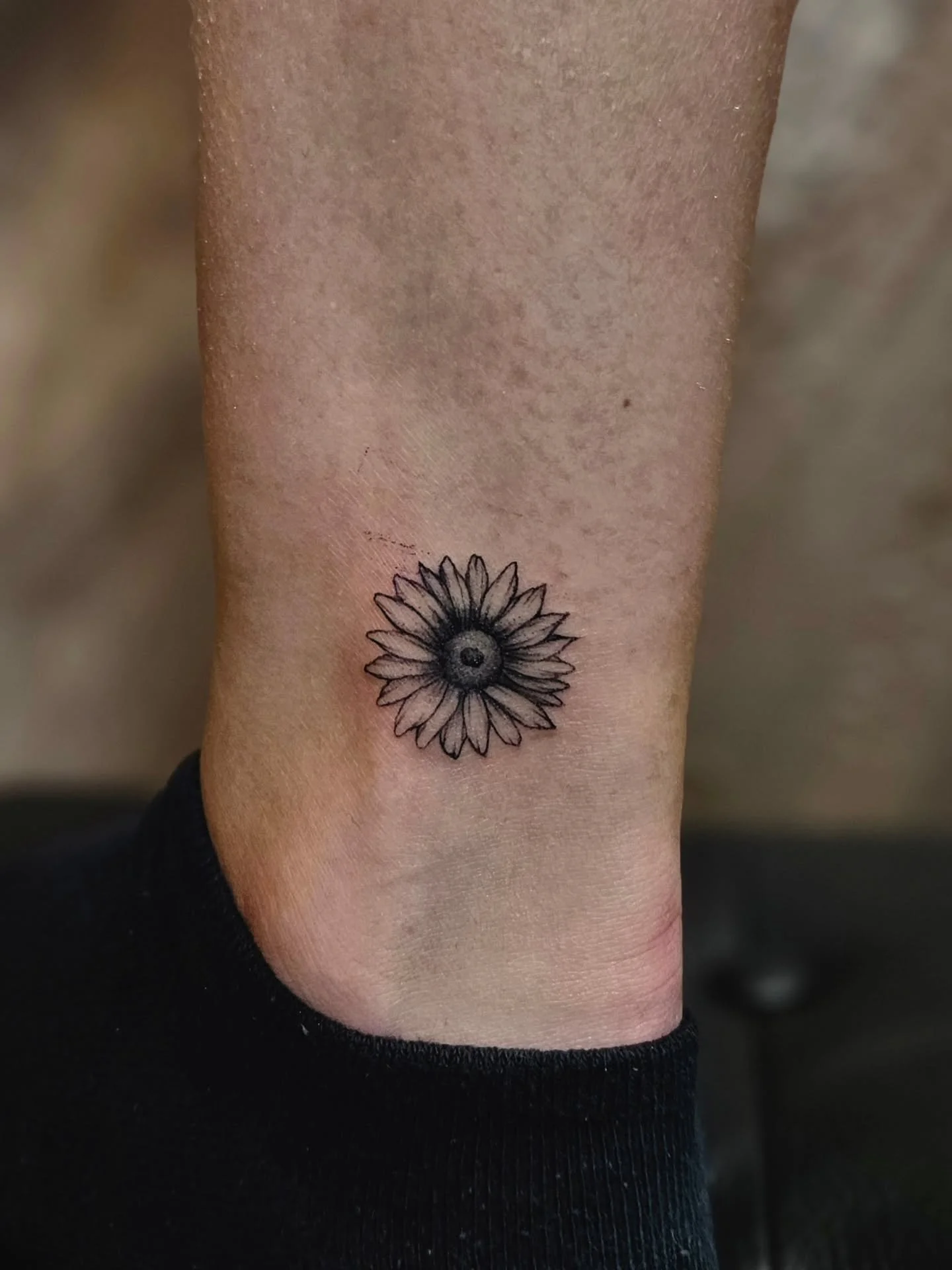 Friendshiptattoos for Eliane, Pascale &amp; Xenia🌻

#friendshiptattoo#friendship#sunflower#sunflowertattoo#tattoo#tattoolove#inkedup#ink#inkaddict#tattooaddict#smalltattoo#finelinetattoo#flowertattoo#floraltattoo#tattooz&uuml;rich#tattooidea#tattoos