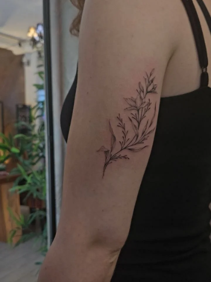 Delicate fineline flowers for Isabella🌸

It's alway an honor to do first Tattoos🖤

#finelinetattoo#flowertattoo#floraltattoo#tattoo#tattooinspiration