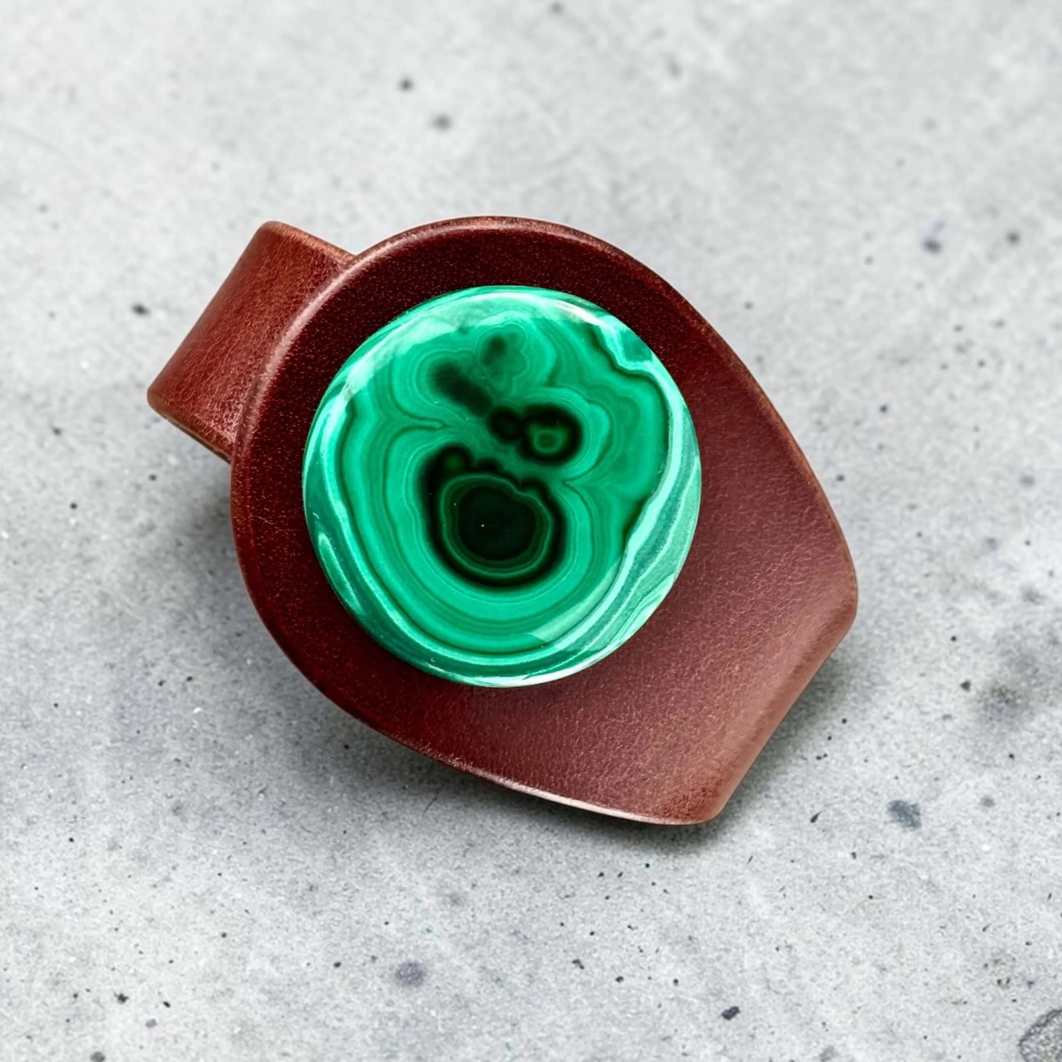 natural-malachite-brown-leather-bracelet-from-above-by-freak-like-me.png