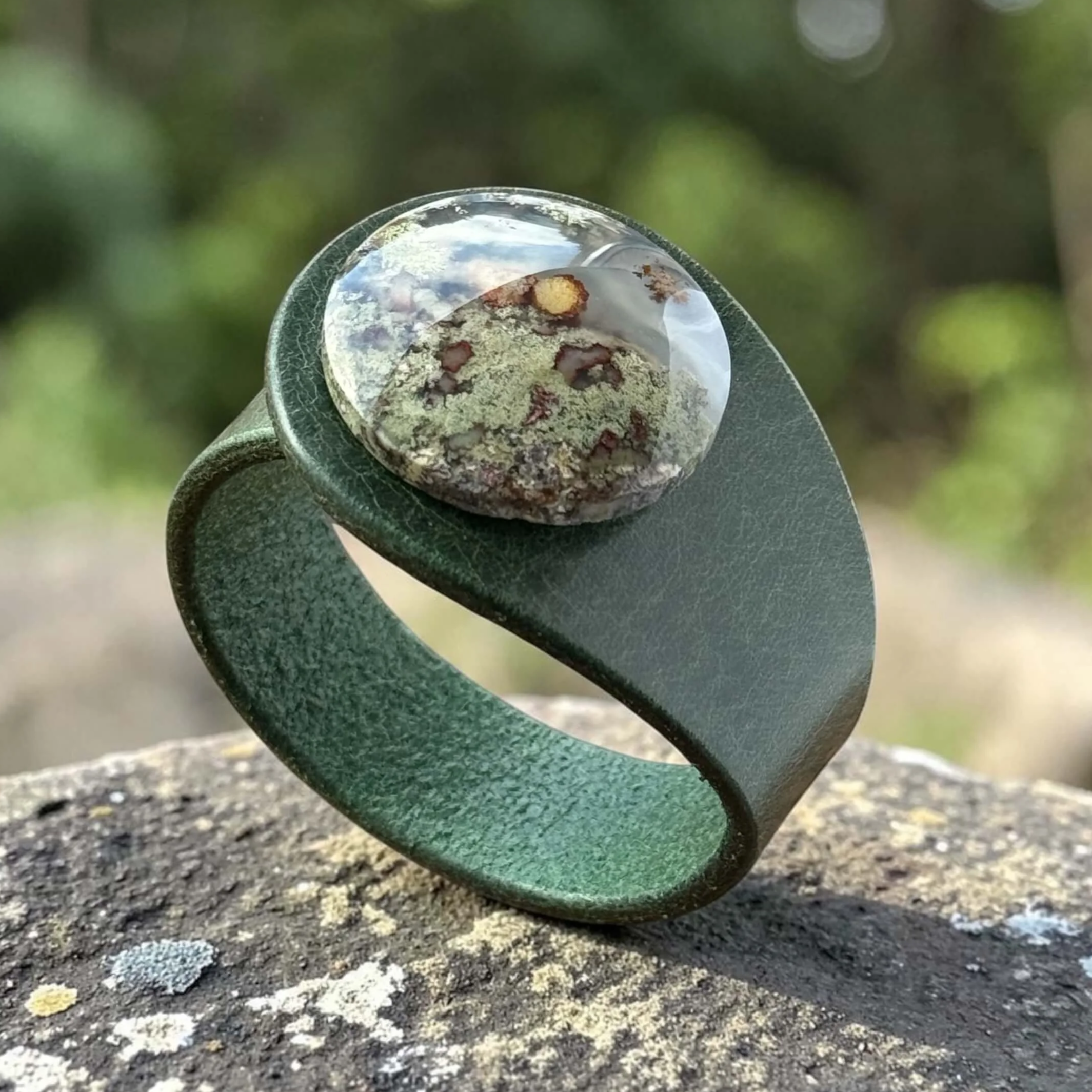 natural-scenic-moss-agate-green-leather-bracelet-side.png