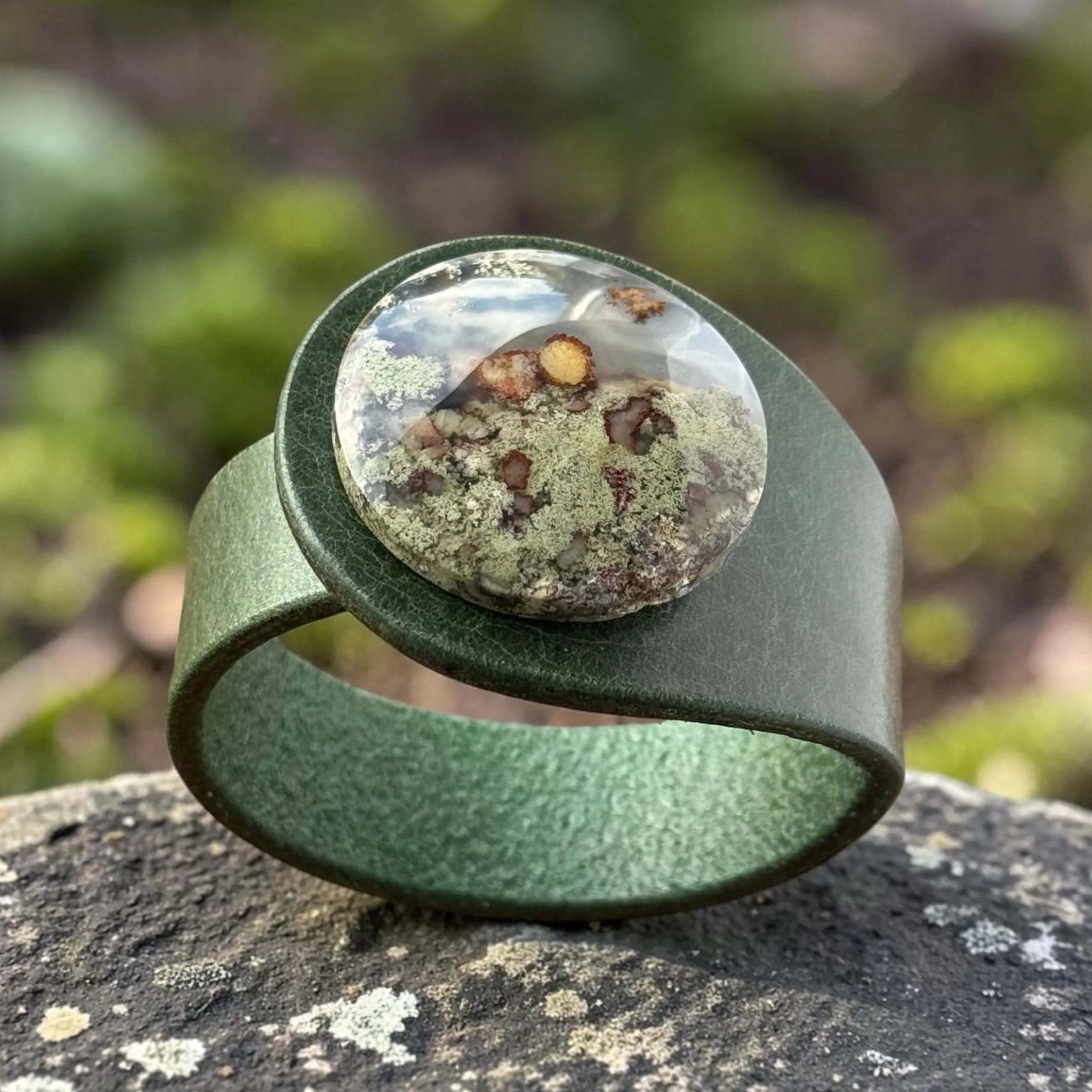 natural-scenic-moss-agate-green-leather-bracelet-front-2.png