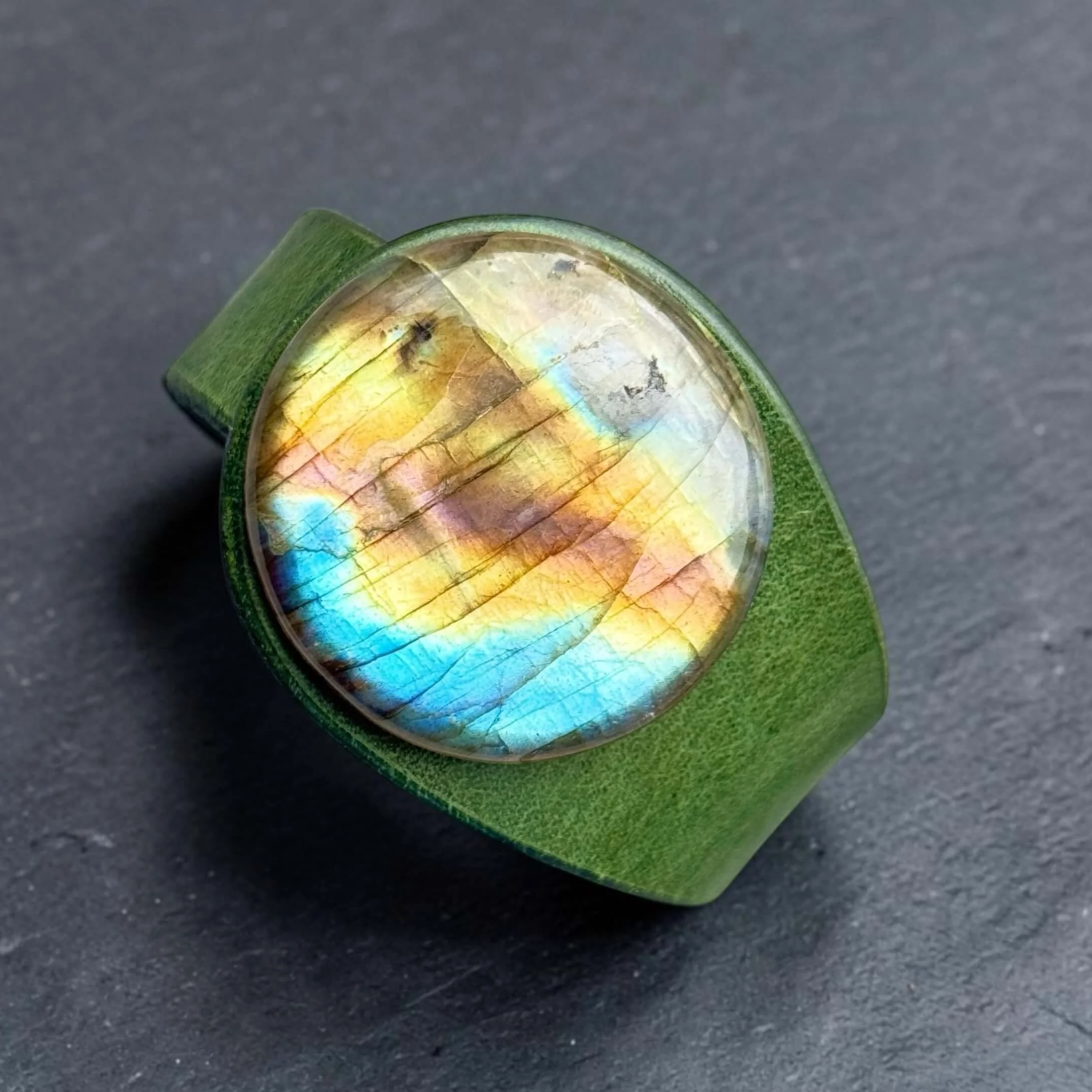 natural-labradorite-green-leather-bracelet-from-above-by-freak-like-me.png