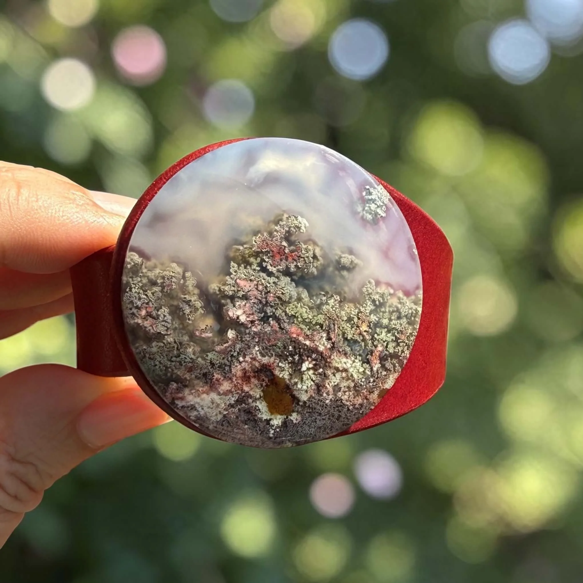natural-scenic-moss-agate-red-leather-bracelet-close-up.png