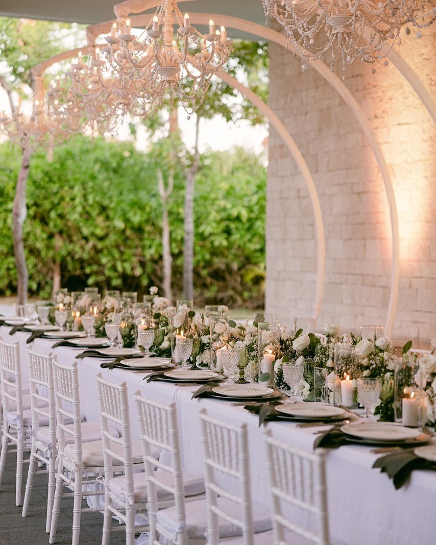 Soft greens and whites, paired with the warm glow of chandeliers and candles, set the stage for an evening of elegant romance... ✨🌿 

#romancevibes #mayakoba #classicwedding #destinationwedding #elegantromance #charmingdetails #timelesscelebration&q