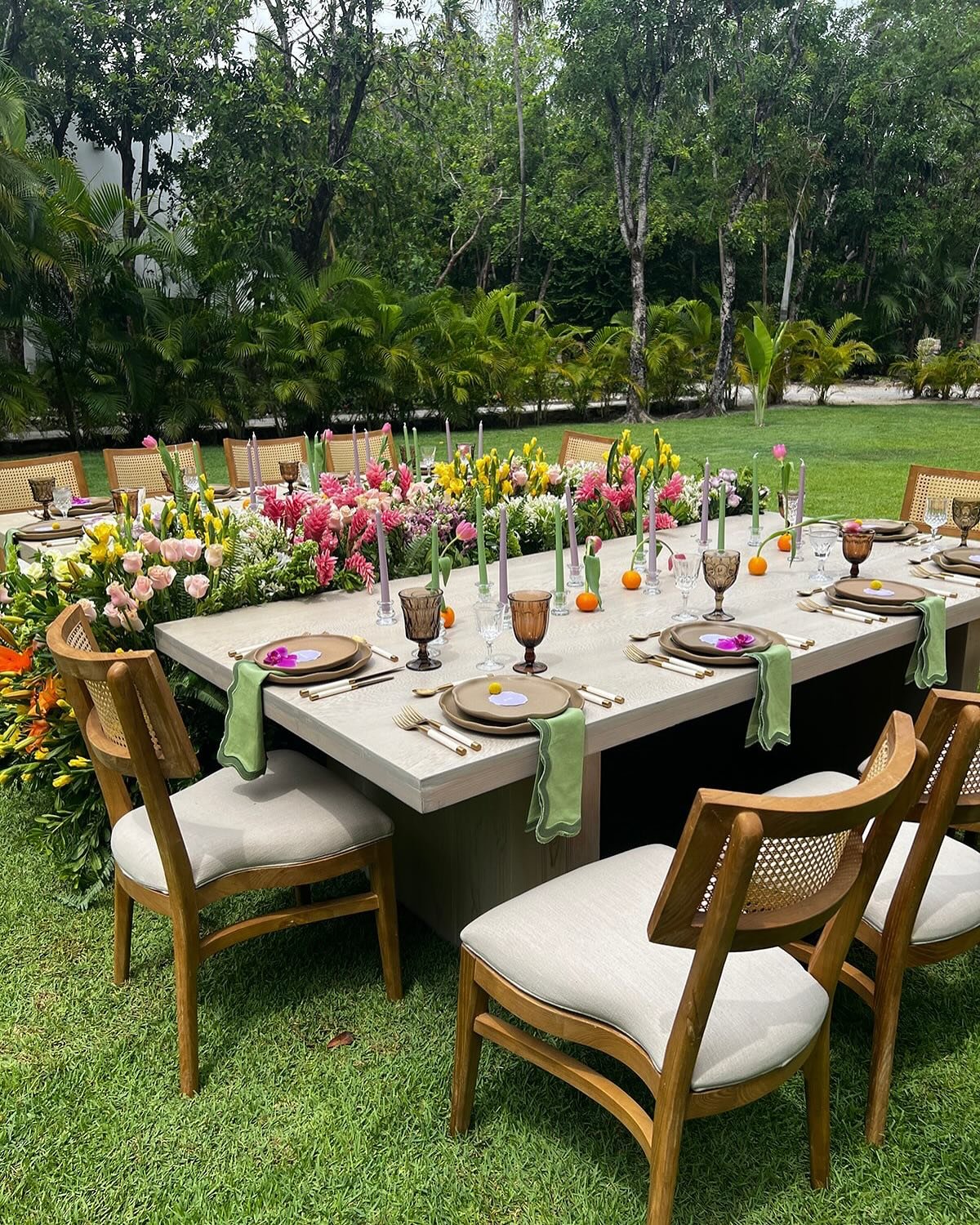 Postcards from Belmond Maroma : capturing creatives at work at one of the most stunning locations in the Mexican Caribbean! 

Florals: @cherryblossom_mexico 
Specialty Rentals: @archiverentals 
Photography: @judson_rappaport 
Content creation: @ivory