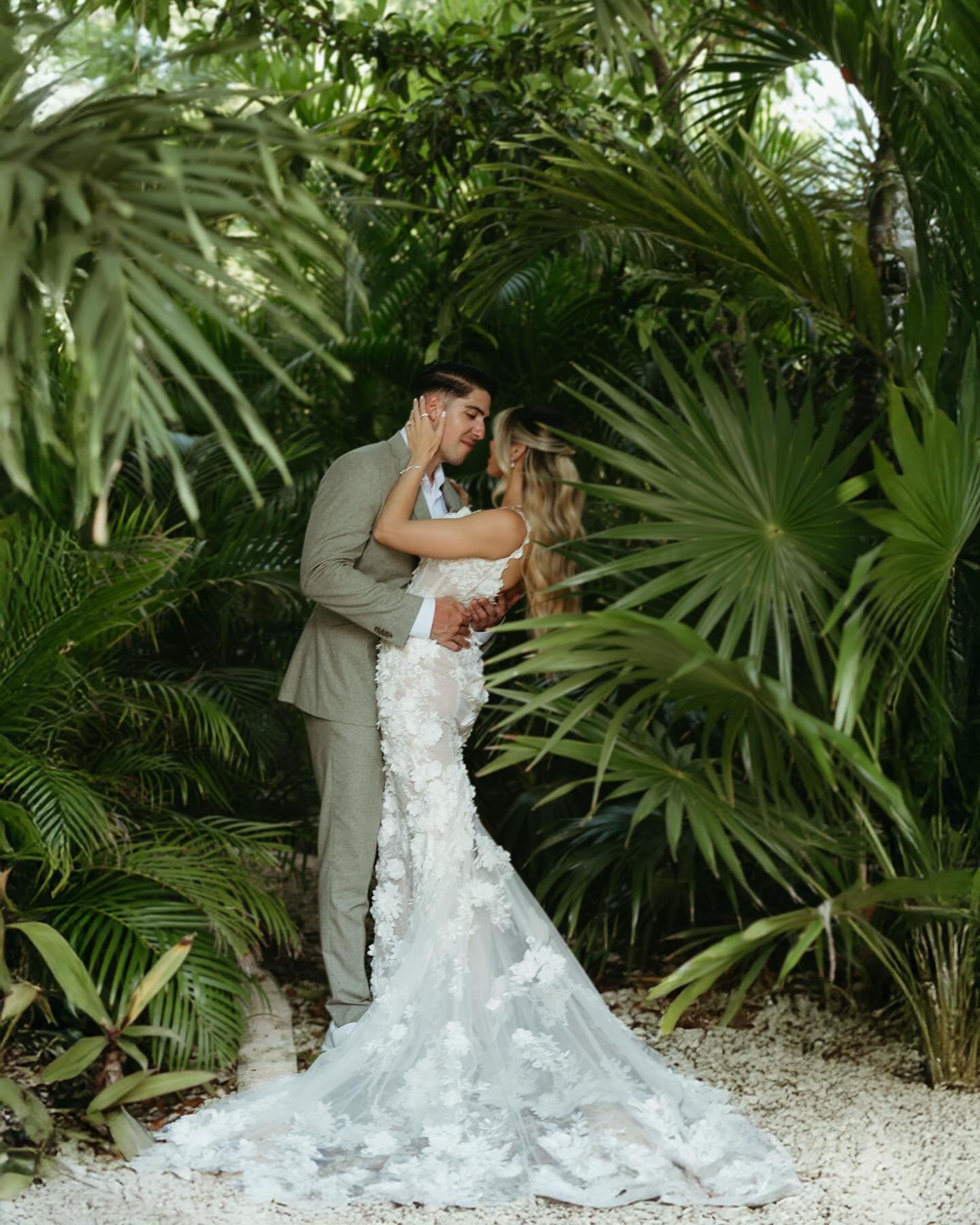 Candid photos may be trending, but let&rsquo;s take a moment to appreciate the beauty of posed photography! There&rsquo;s something timeless about a perfectly framed shot&mdash;capturing everyone in their best light, with the environment, angles, and