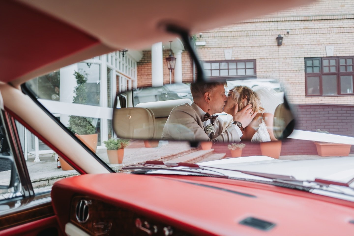 The &ldquo;Cool Photos&rdquo; Blueprint 🤙🏼

Want to know the three things I do to make sure your wedding photos are actually cool and not just... &ldquo;fine&rdquo;?
Then listen up!

1. Prompts, not poses. 🚷 Instead of standing you there like stif