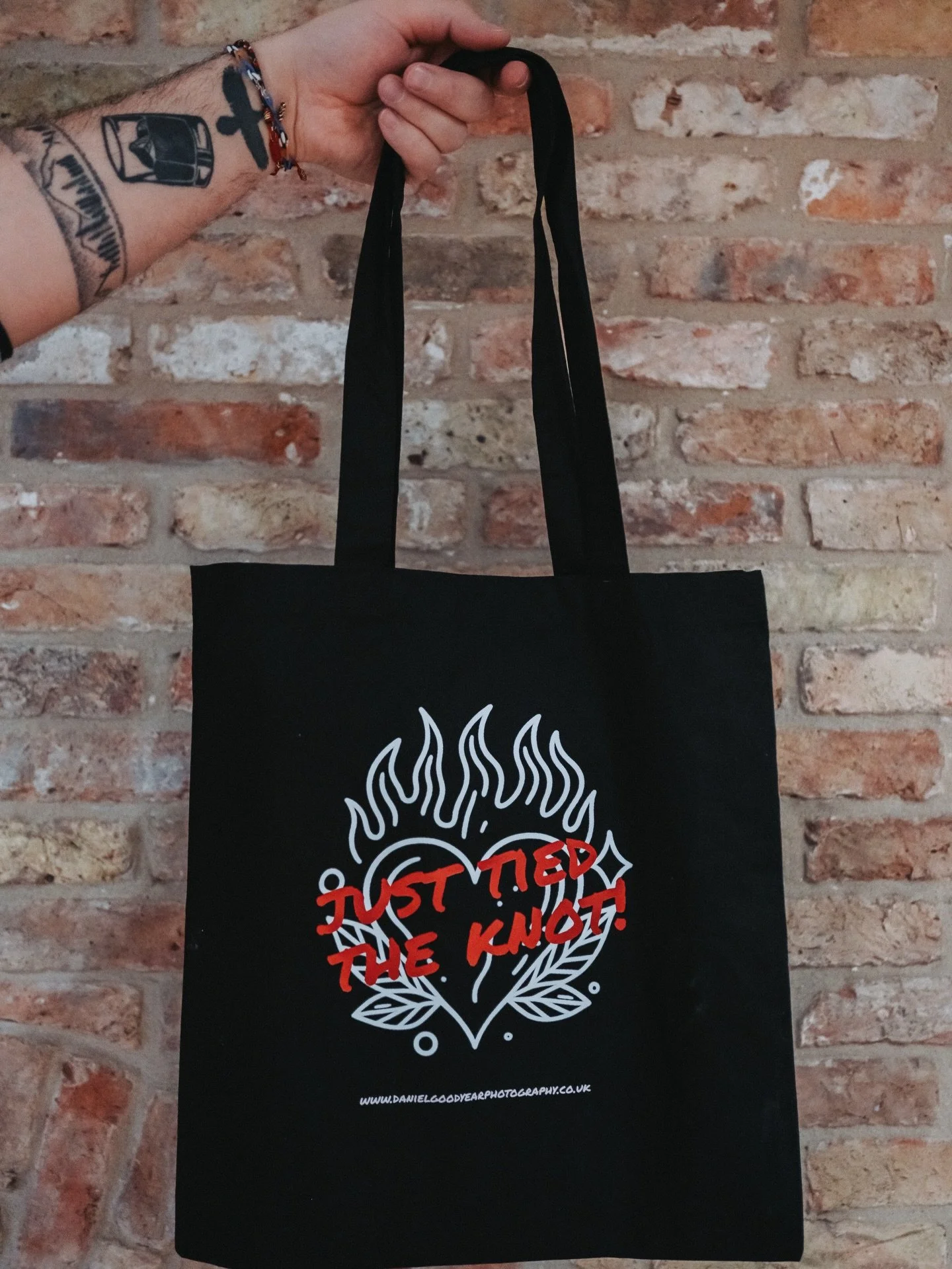 The season is coming, and I&rsquo;m ready🤘📦

I&rsquo;ve been spending time packing up THANK YOU boxes so they can get to my couples even faster this year 🙌🏼

Inside, there&rsquo;s custom totes, Polaroid prints, my fave chocolate, and some sweets 