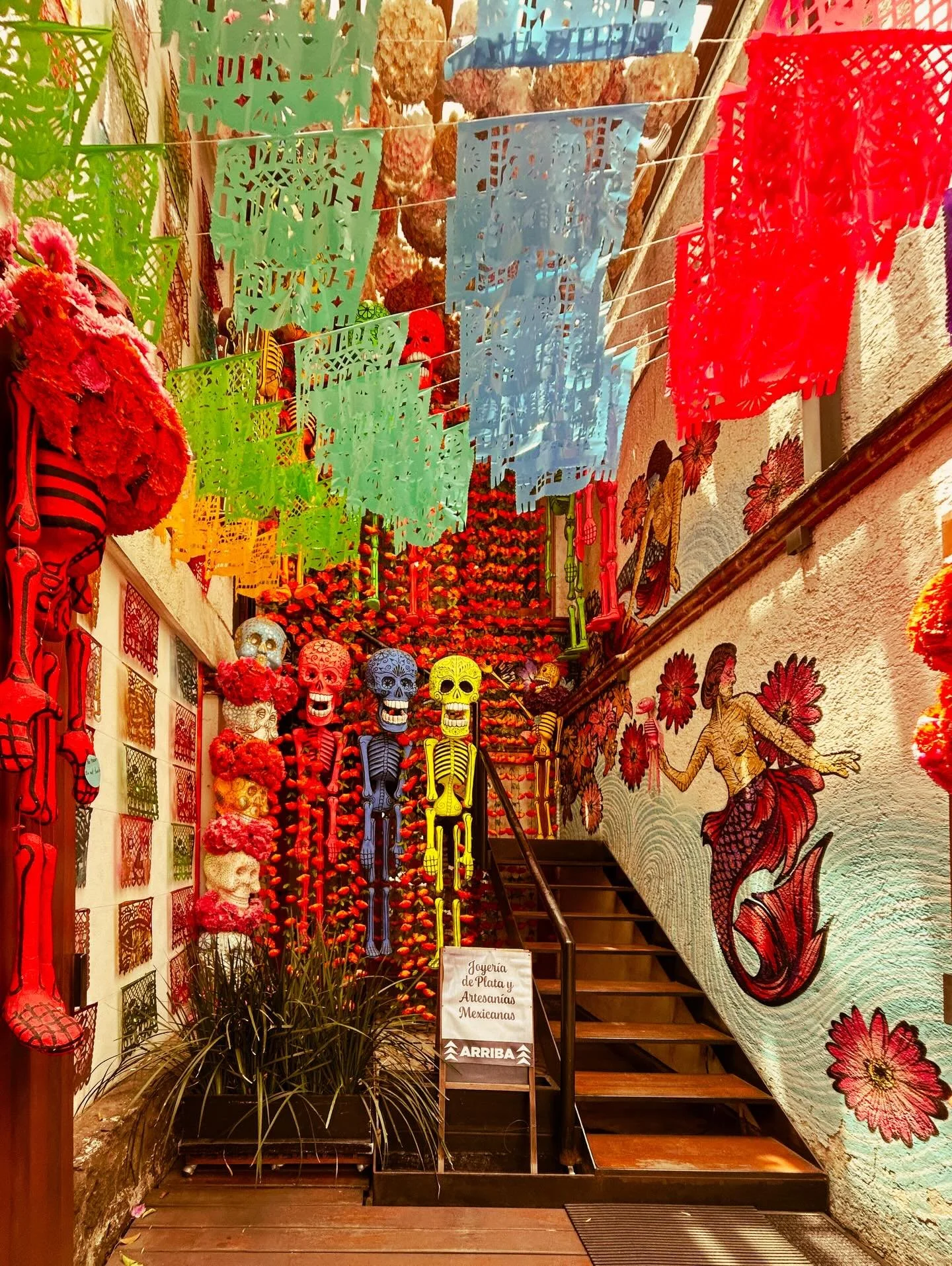 THIS. The pulsing colors of Mexico City.