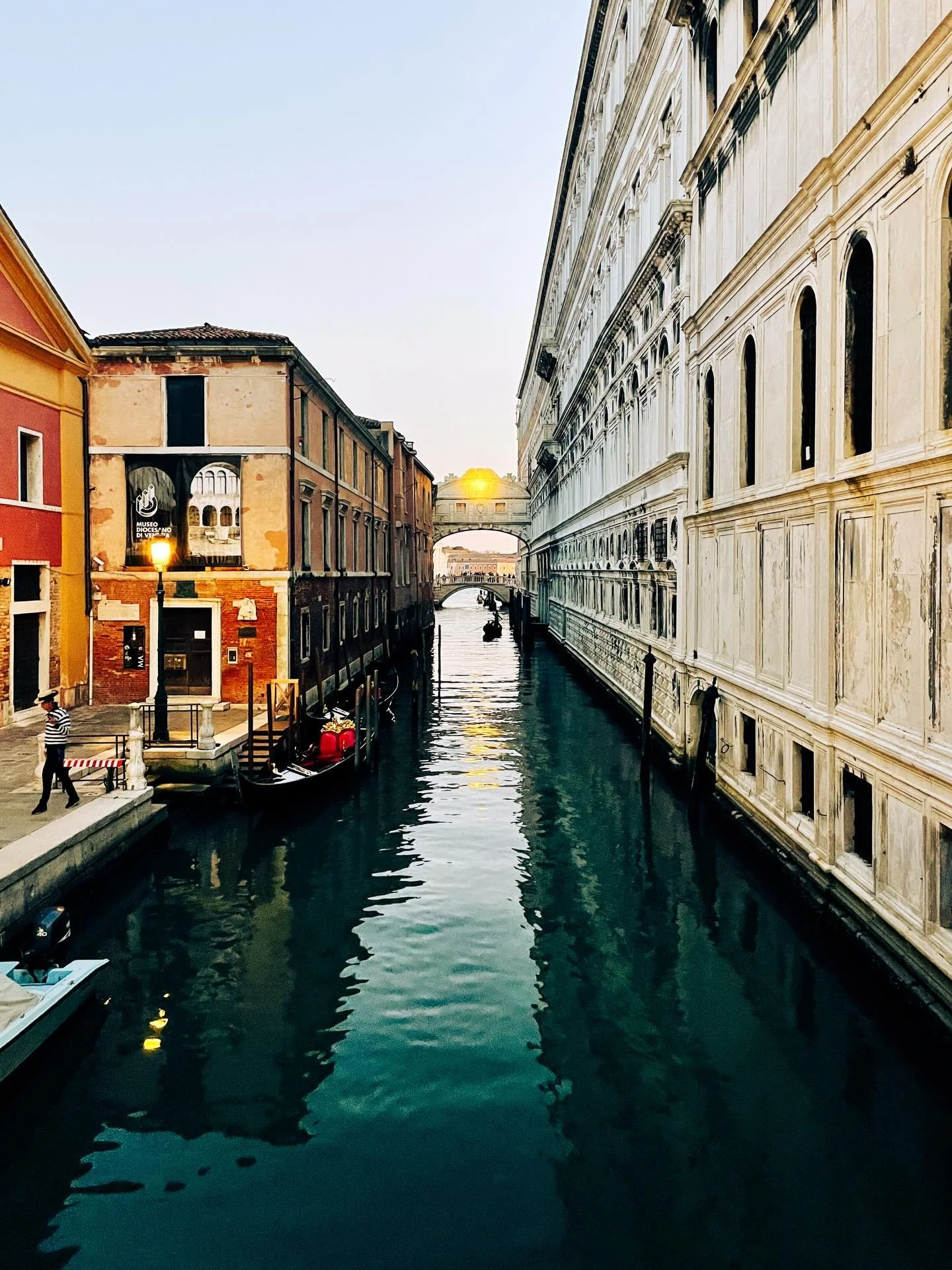 THIS. The magic of Venice. When the sun shines through just right. 

Venice, Italy 2021
#tesseramoments