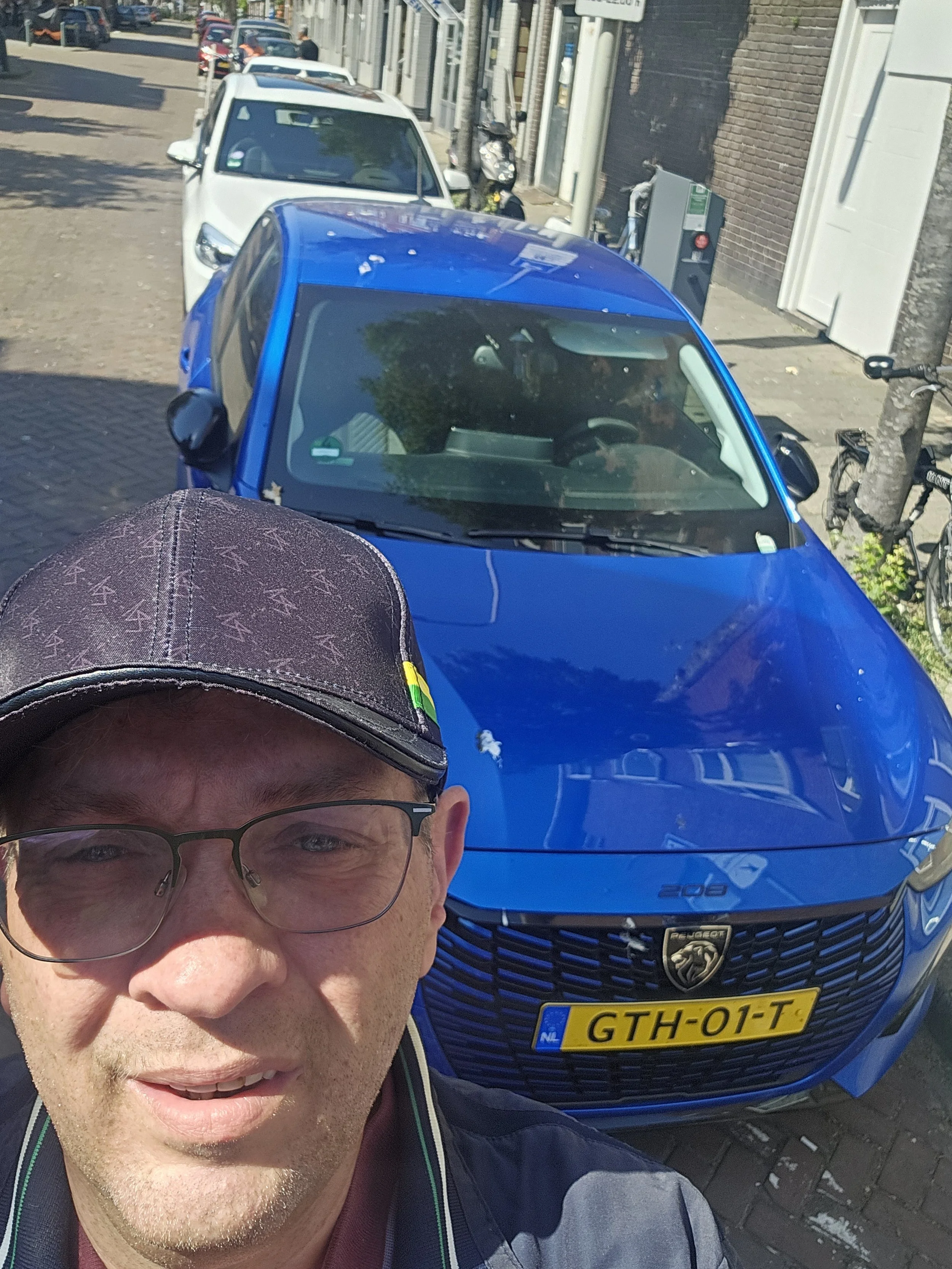 Dennis met de OnzeAuto deelauto in Laak