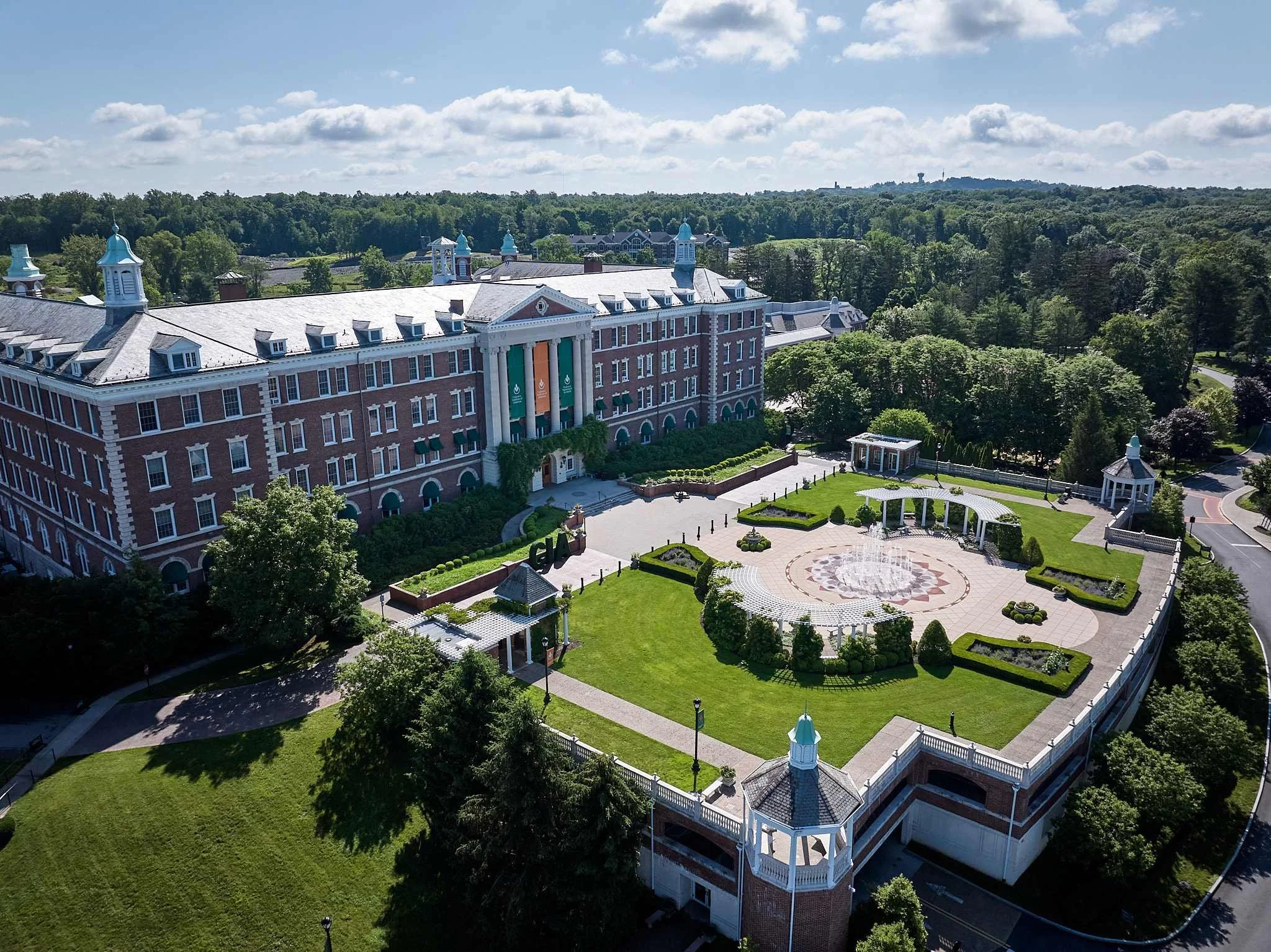 The Benefits of Professional Landscaping on Educational Campuses