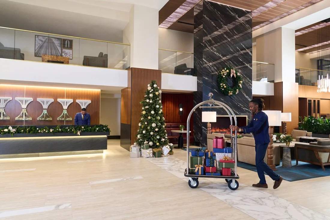 0925_Hilton_ArlingtonKey_09_lobby_cart_teammember_24552.jpg