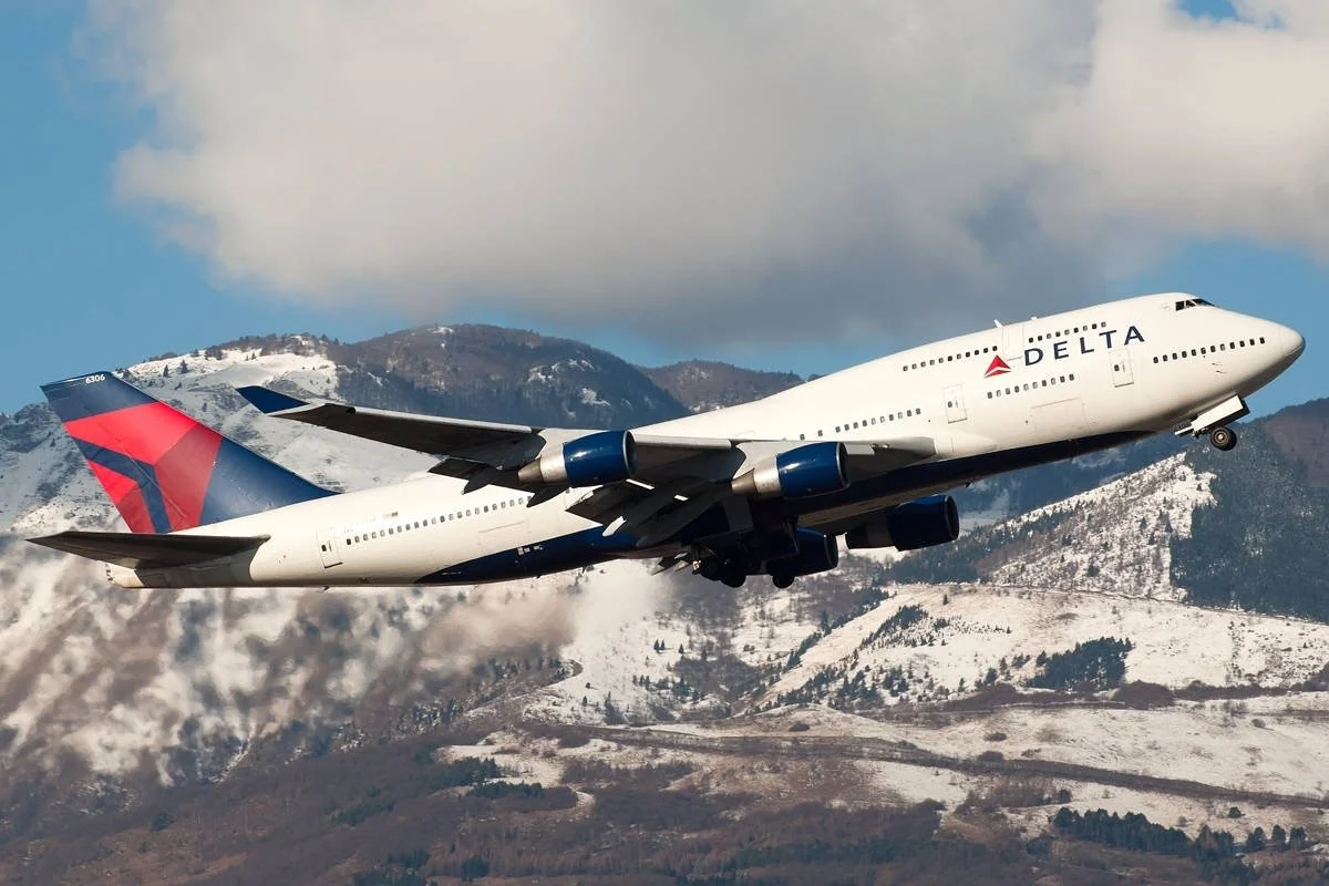 delta-airlines-airplane-flying-by-mountains-c452k8p9dq6rm9jh.jpg
