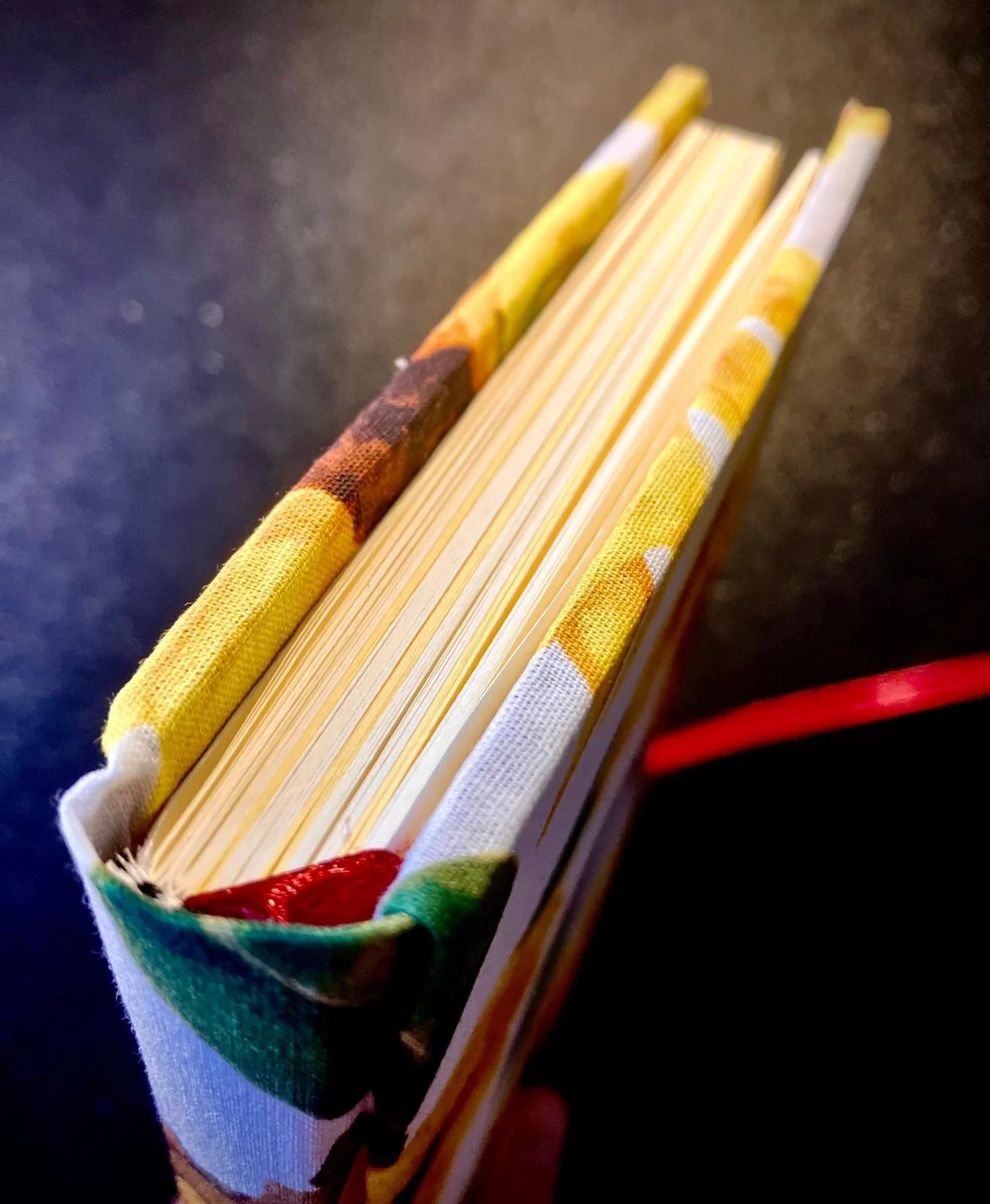 agenda cu foi albe si galben pastel 80 GSM