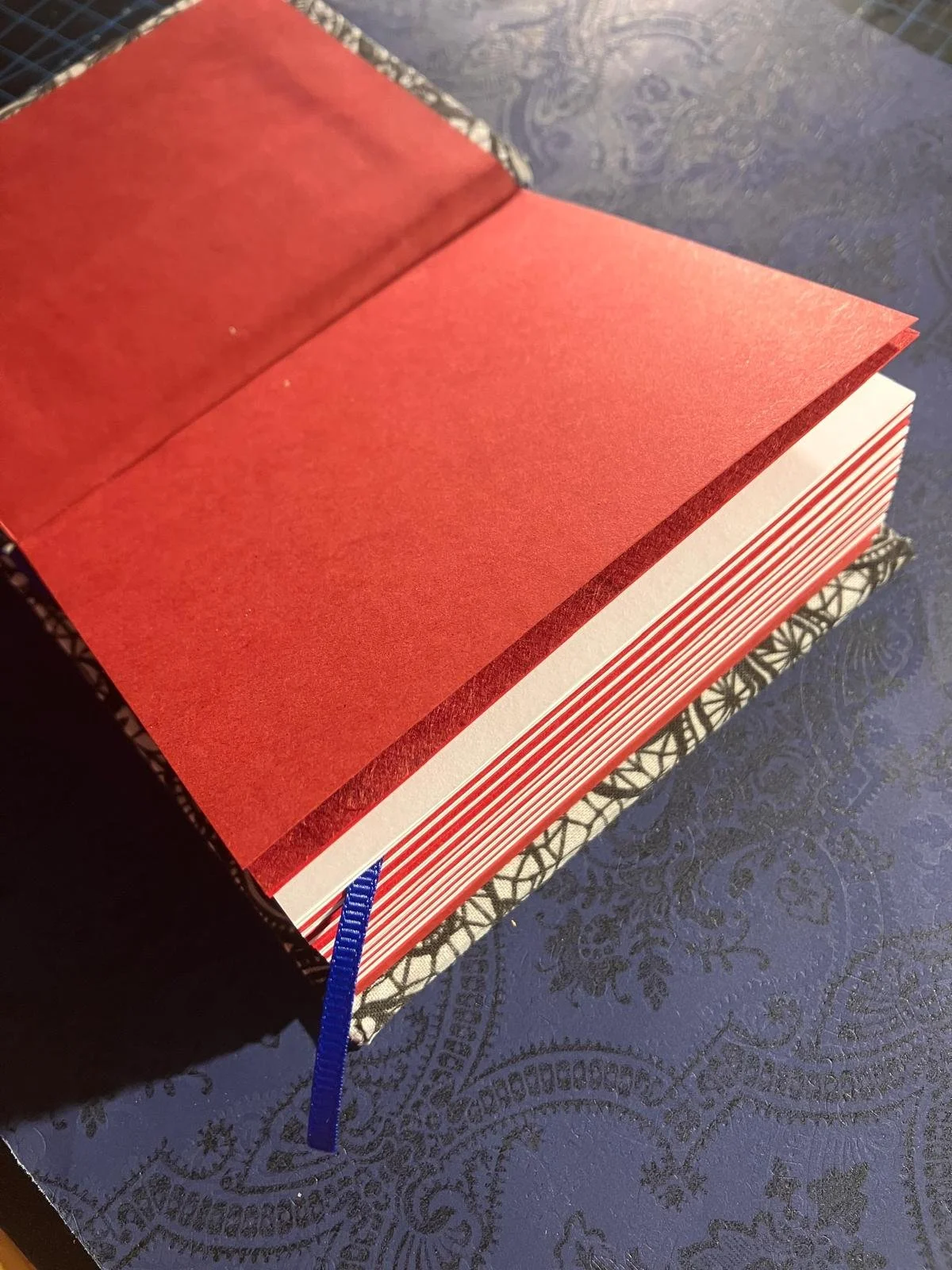 Agenda cu pagini albe si rosii 120 GSM