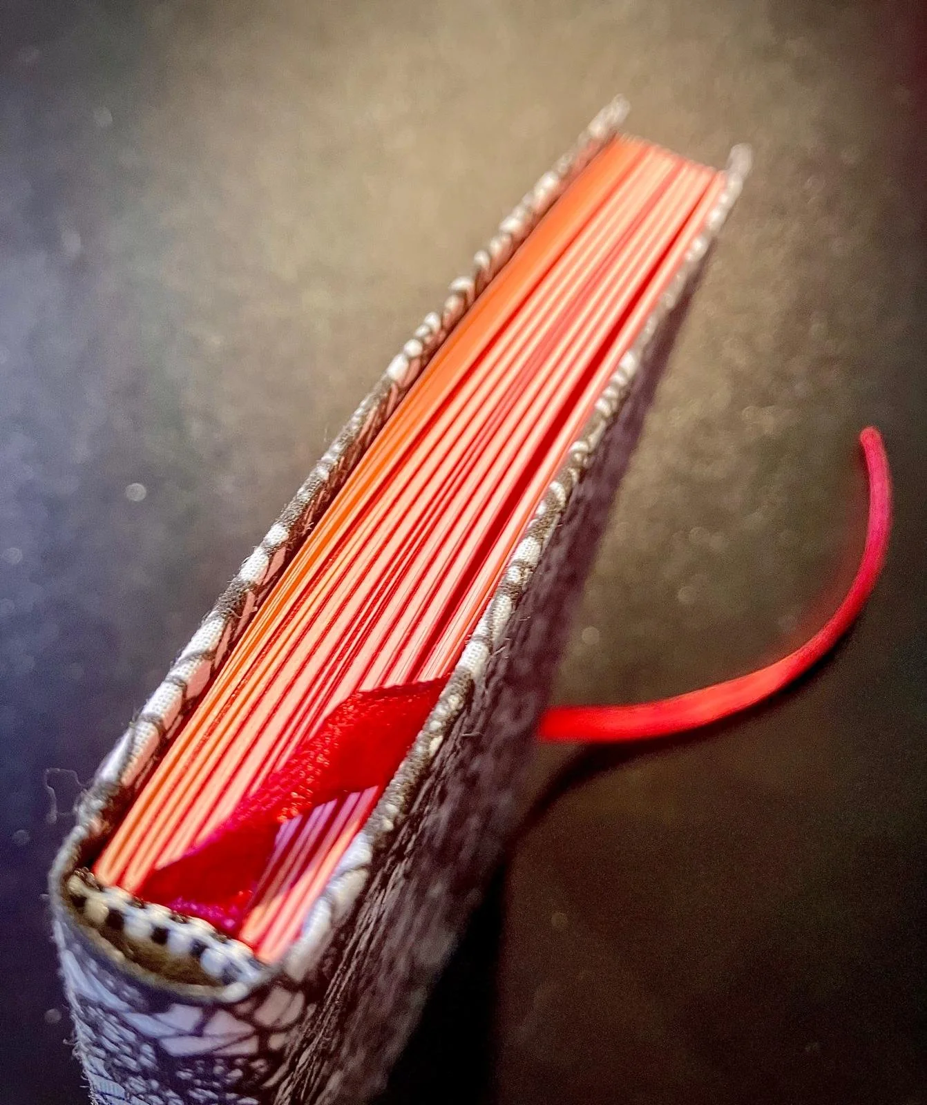 agenda cu pagini albe si rosii, 120 GSM