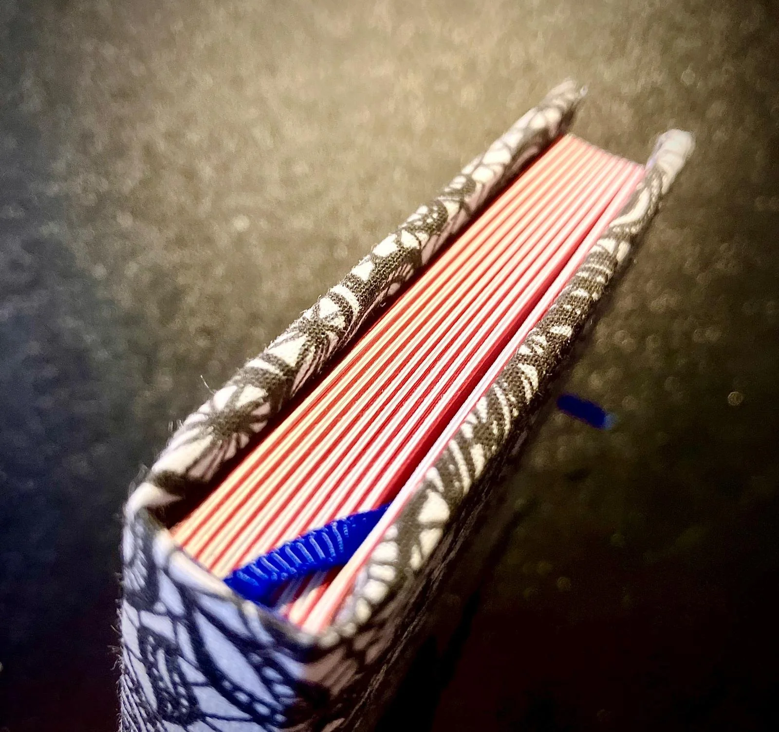 agenda cu pagini albe si rosii, 120 GSM